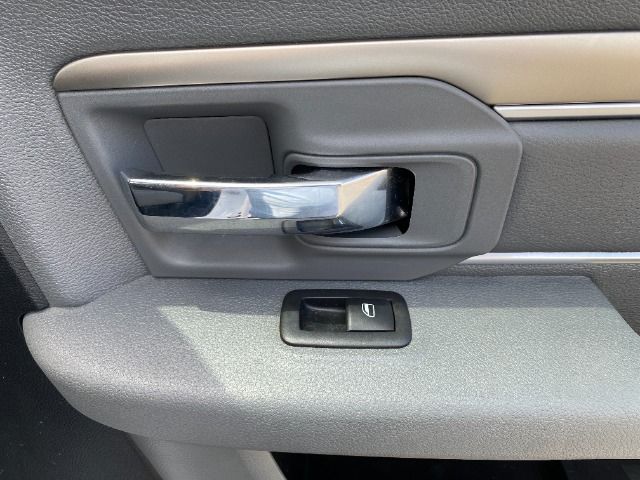 WHITE, 2016 RAM 1500 CREW CAB Thumnail Image 32