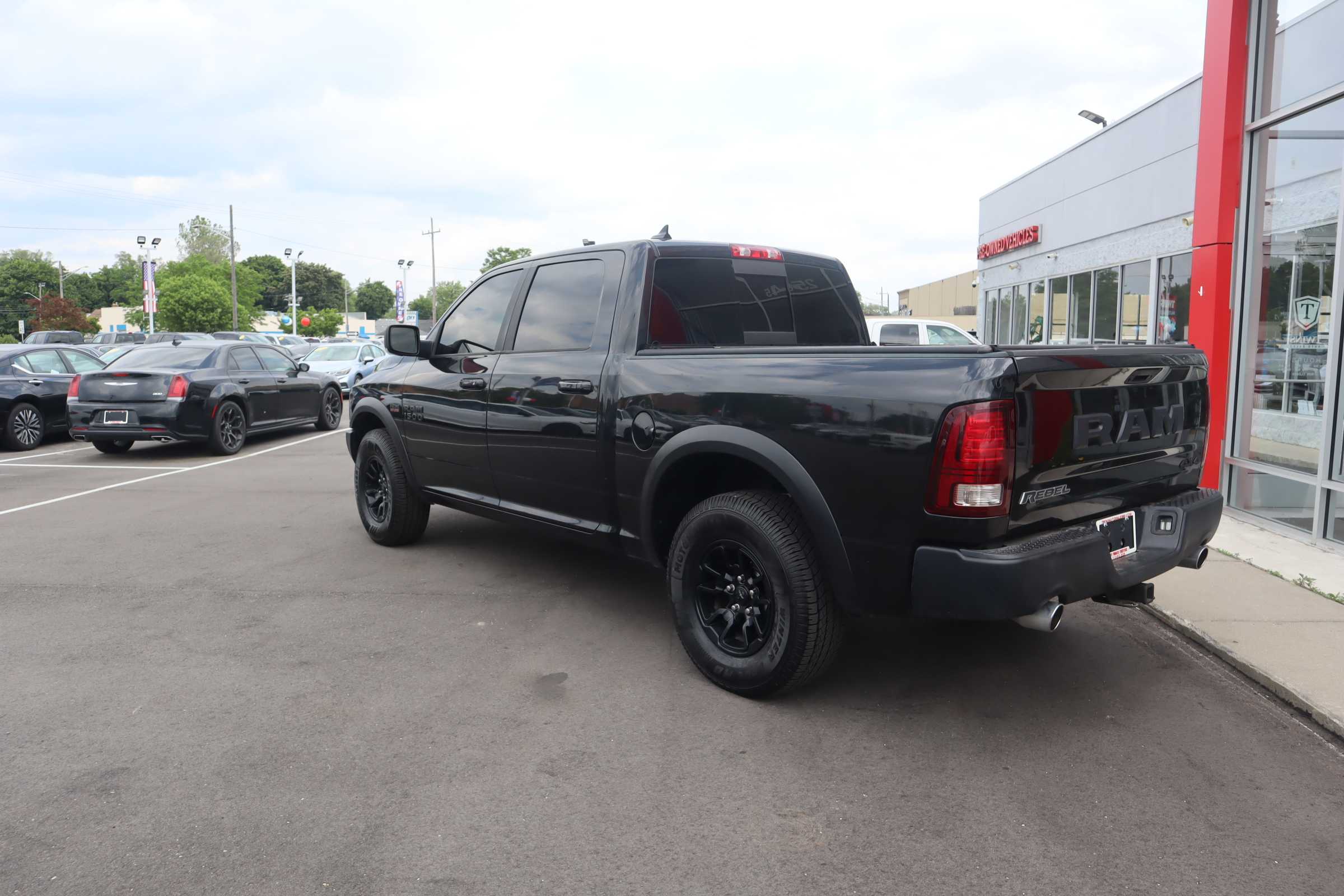 BLACK, 2018 RAM 1500 CREW CAB Thumnail Image 3