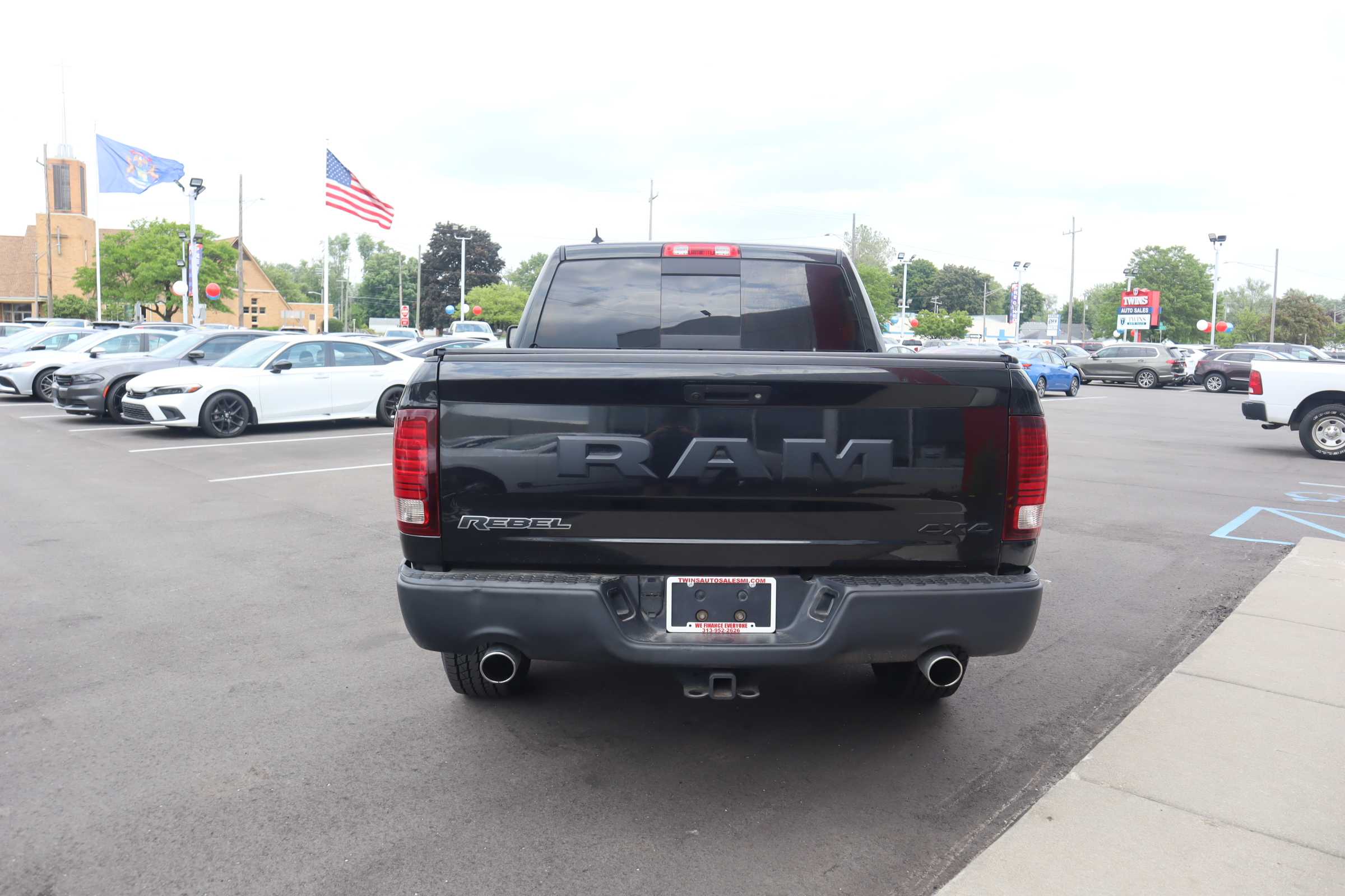 BLACK, 2018 RAM 1500 CREW CAB Thumnail Image 4