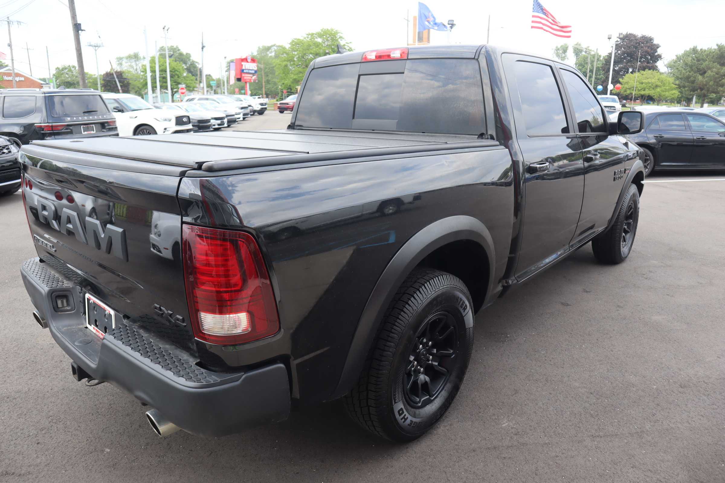 BLACK, 2018 RAM 1500 CREW CAB Thumnail Image 5