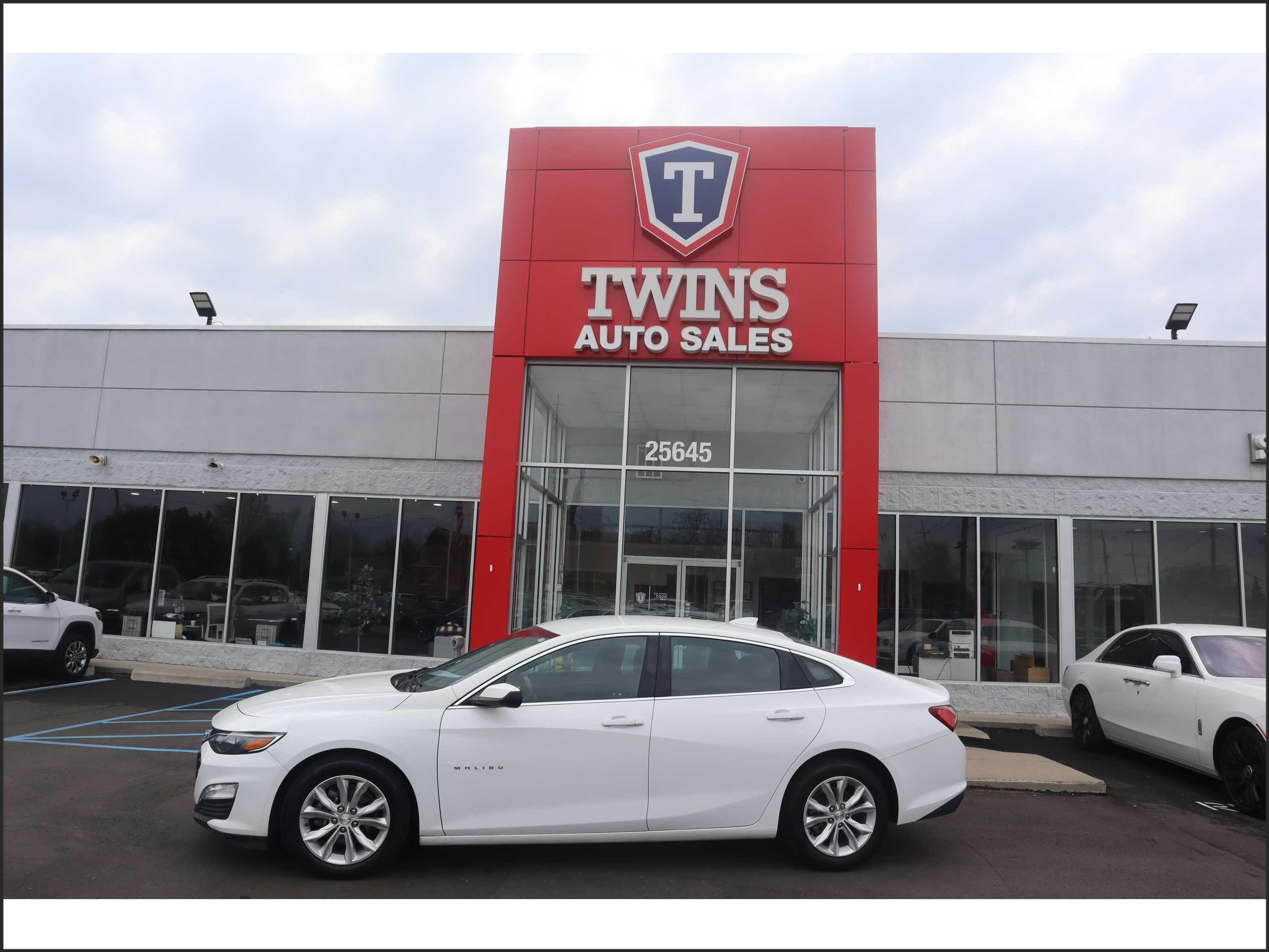 WHITE, 2019 CHEVROLET MALIBU Thumnail Image 1
