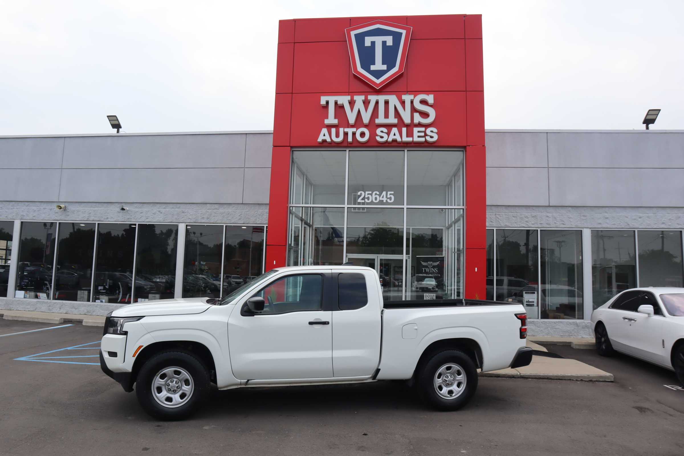 WHITE, 2024 NISSAN FRONTIER KING CAB Thumnail Image 2