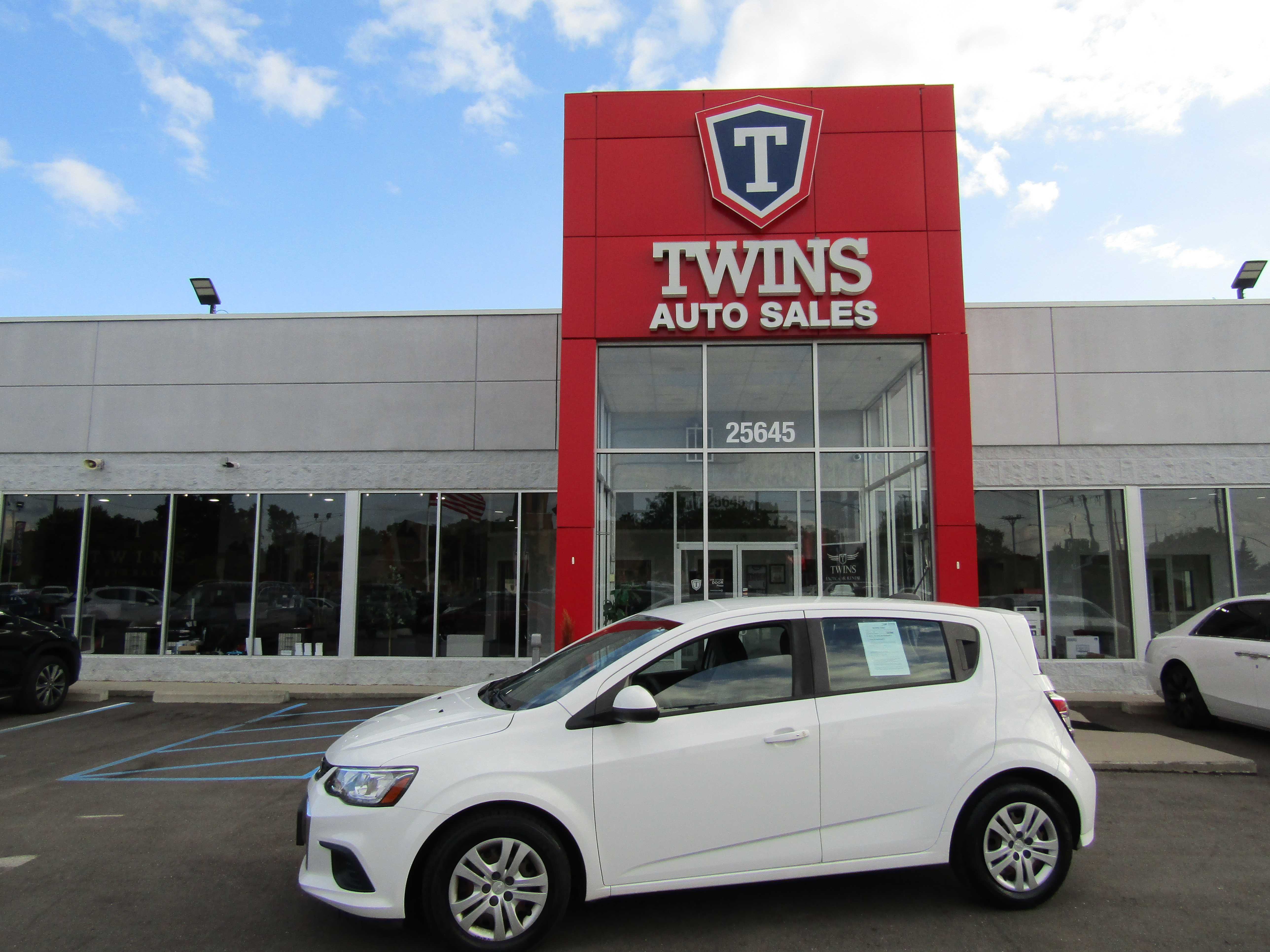 WHITE, 2020 CHEVROLET SONIC Thumnail Image 1