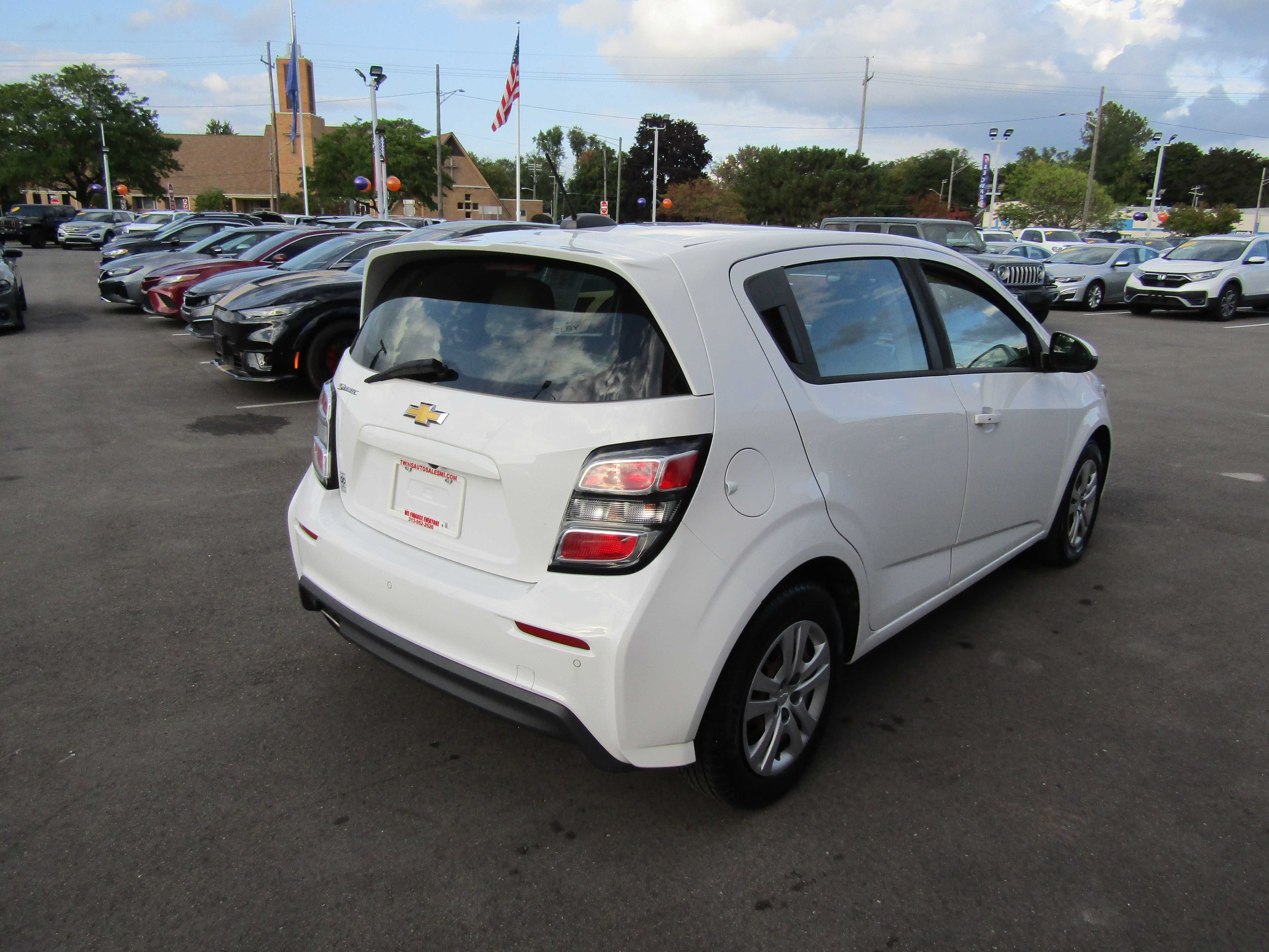 WHITE, 2020 CHEVROLET SONIC Thumnail Image 4