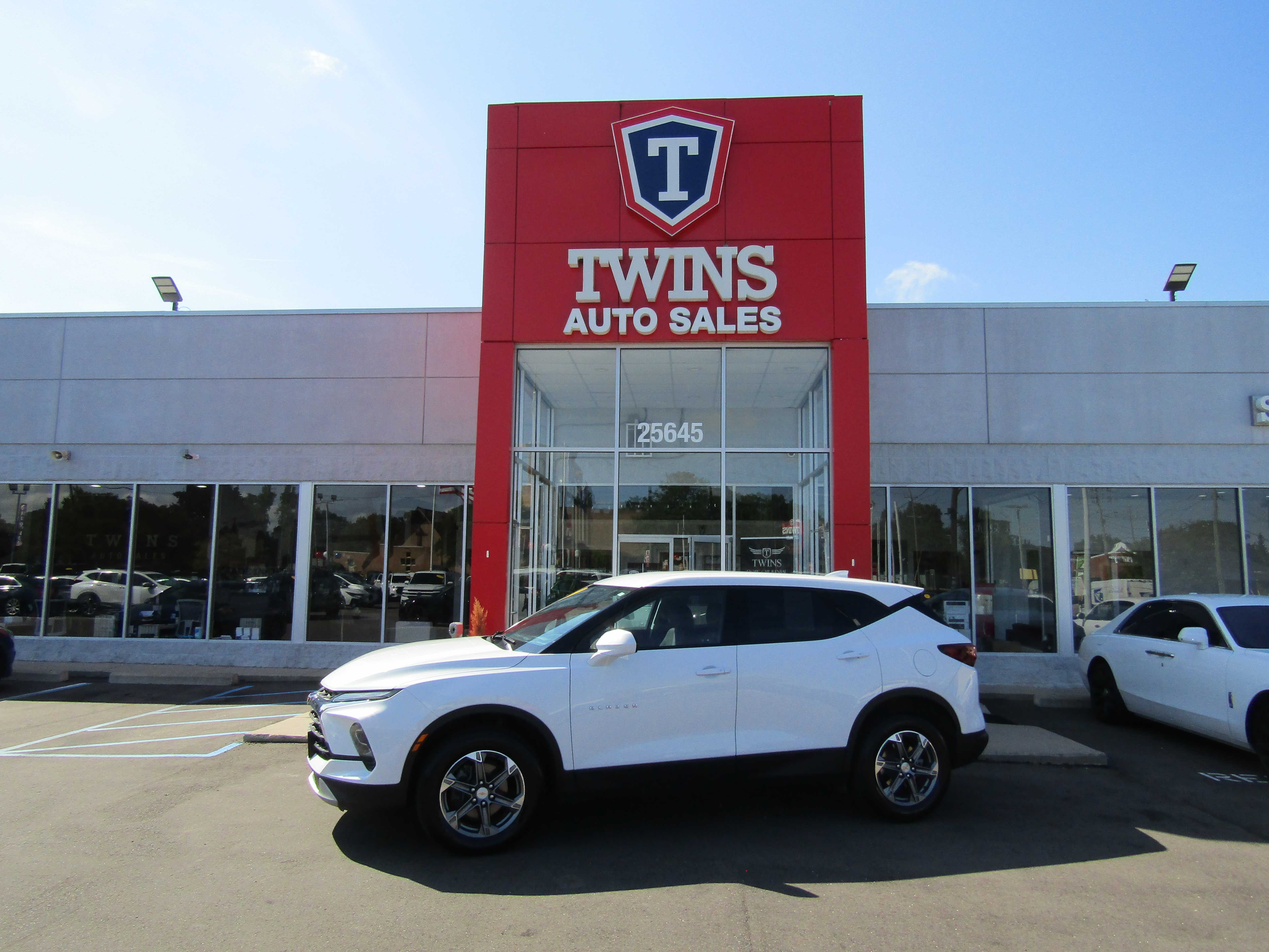 WHITE, 2023 CHEVROLET BLAZER Thumnail Image 1