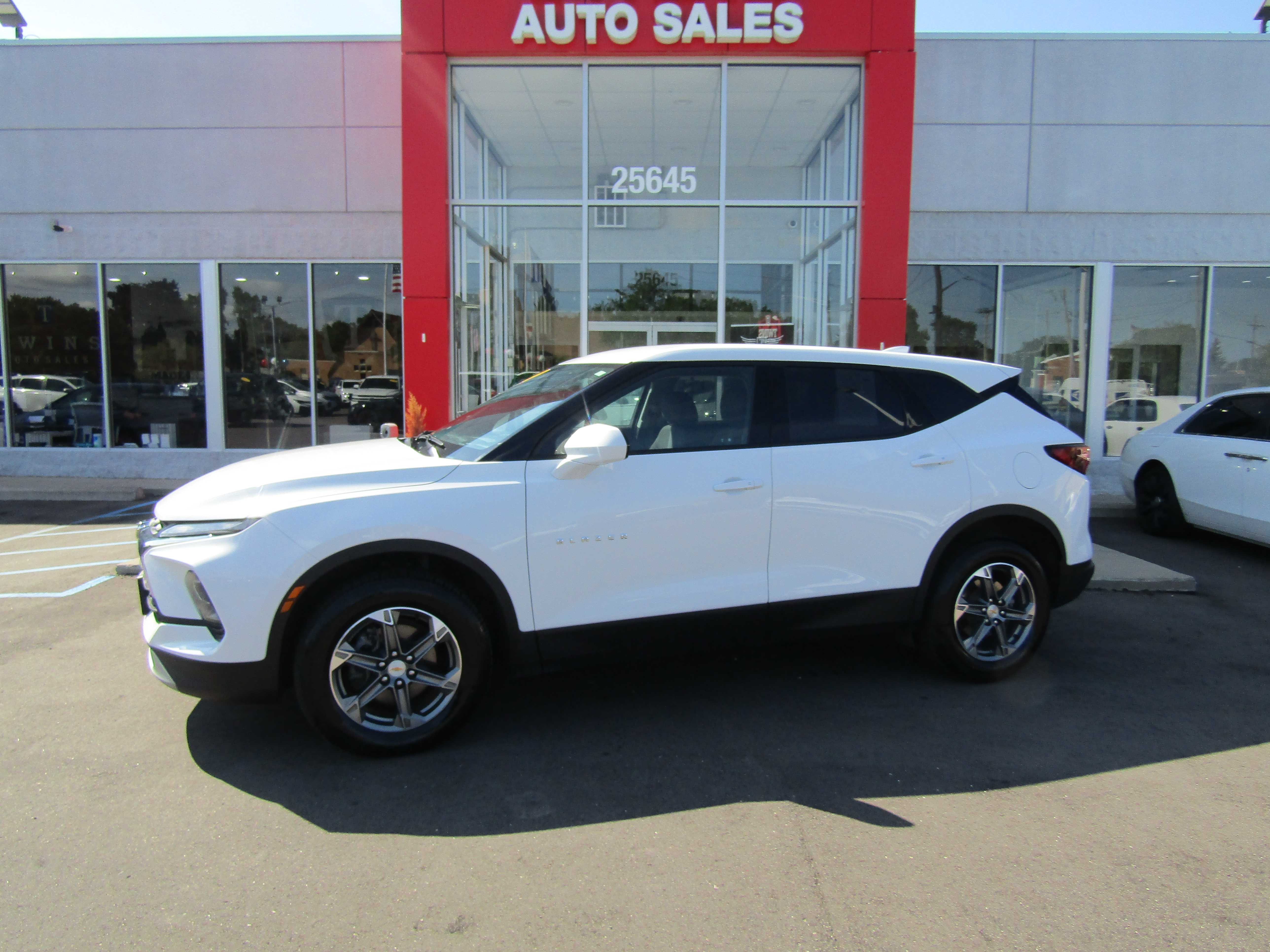 WHITE, 2023 CHEVROLET BLAZER Thumnail Image 2