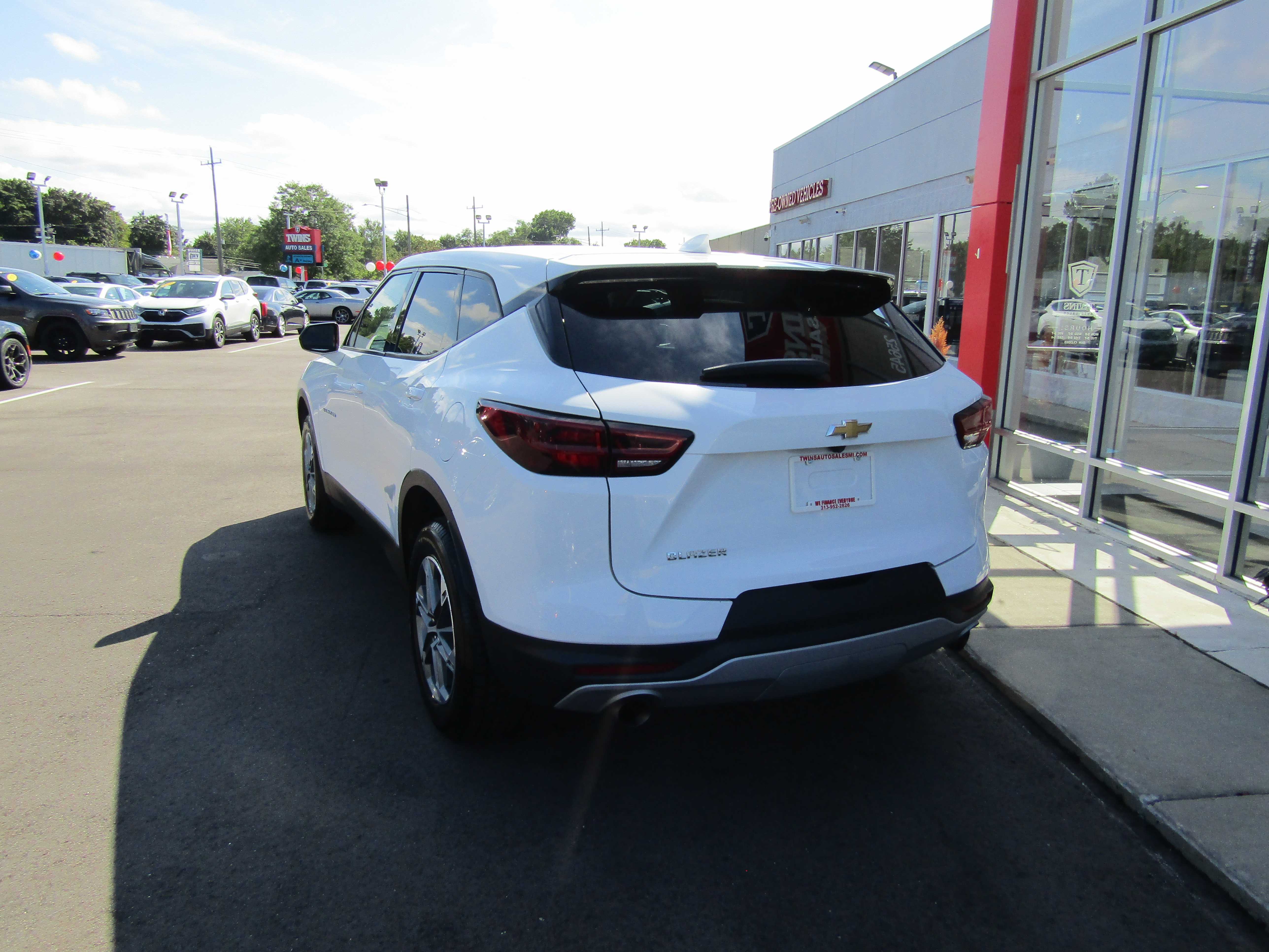 WHITE, 2023 CHEVROLET BLAZER Thumnail Image 3
