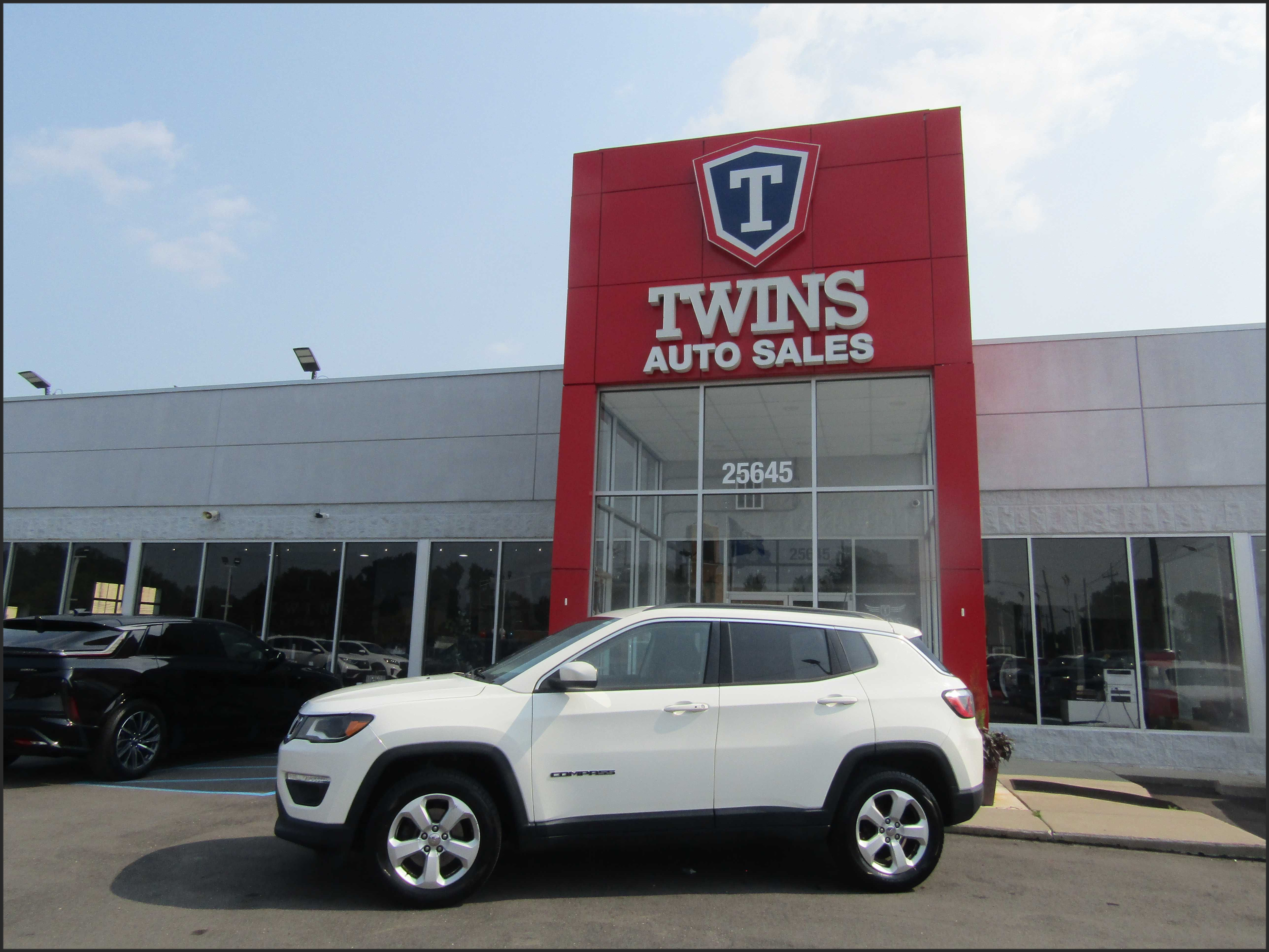 WHITE, 2018 JEEP COMPASS Image 