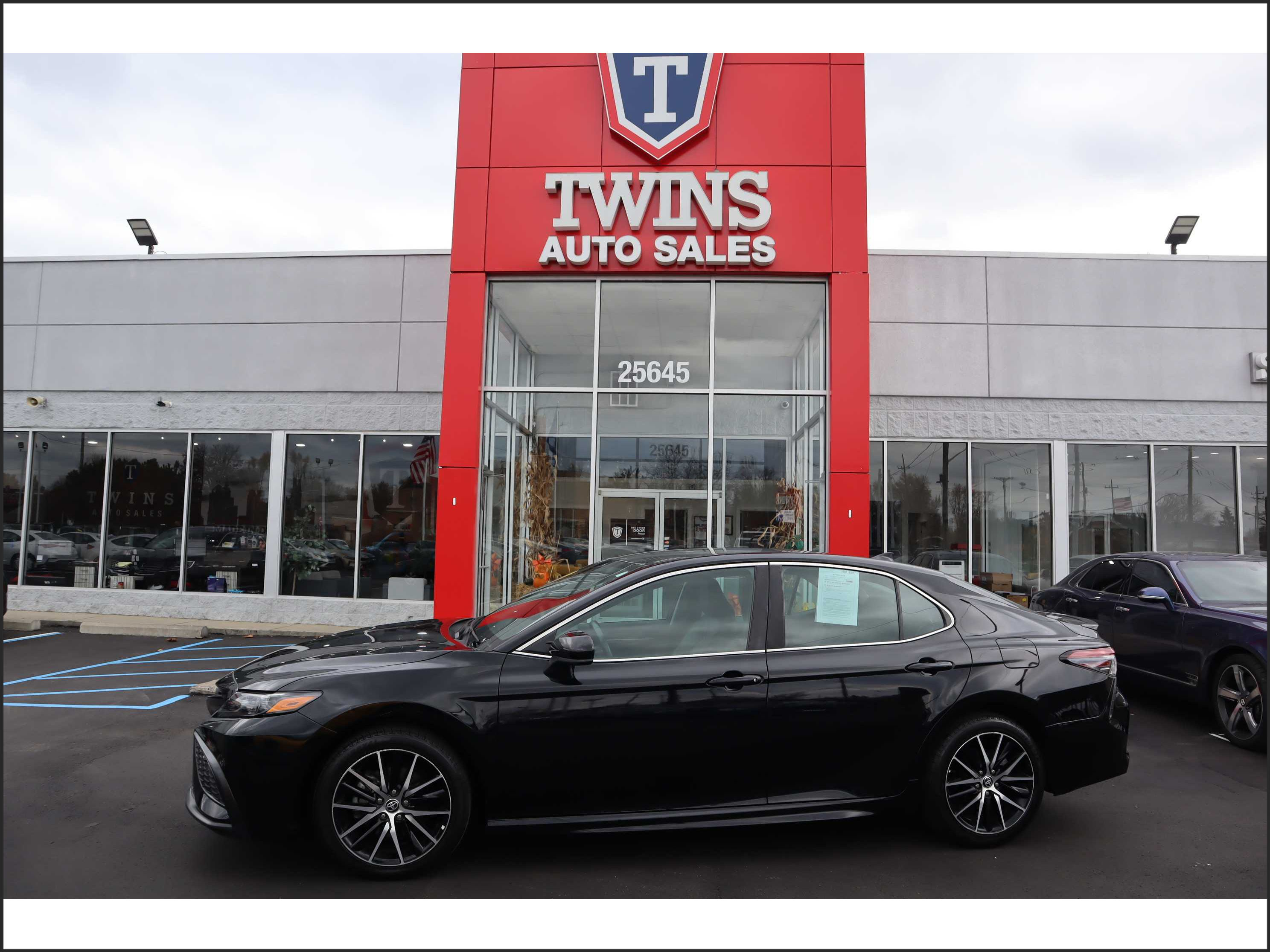 BLACK, 2021 TOYOTA CAMRY Image 