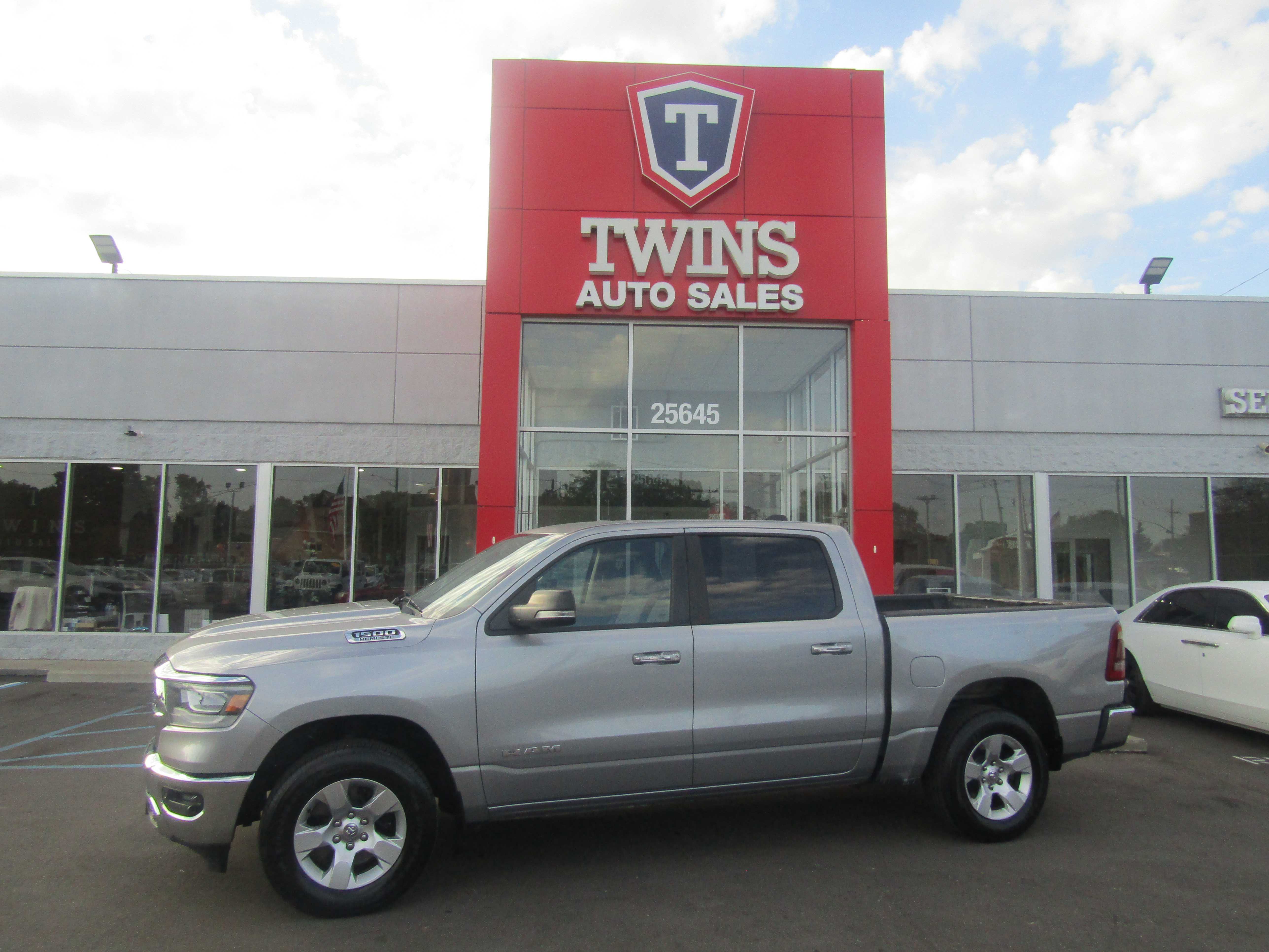SILVER, 2019 RAM 1500 CREW CAB Thumnail Image 1