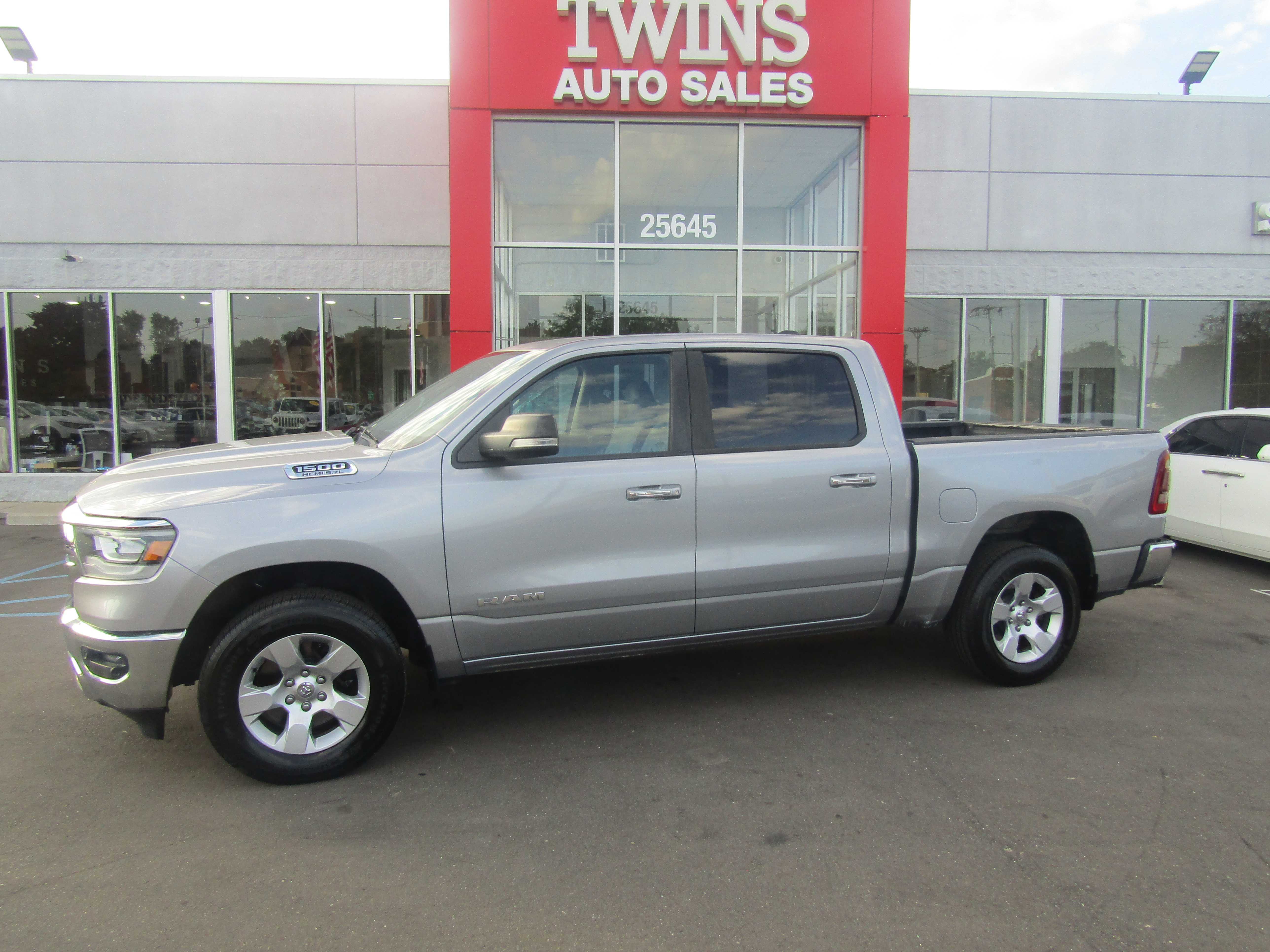 SILVER, 2019 RAM 1500 CREW CAB Thumnail Image 2