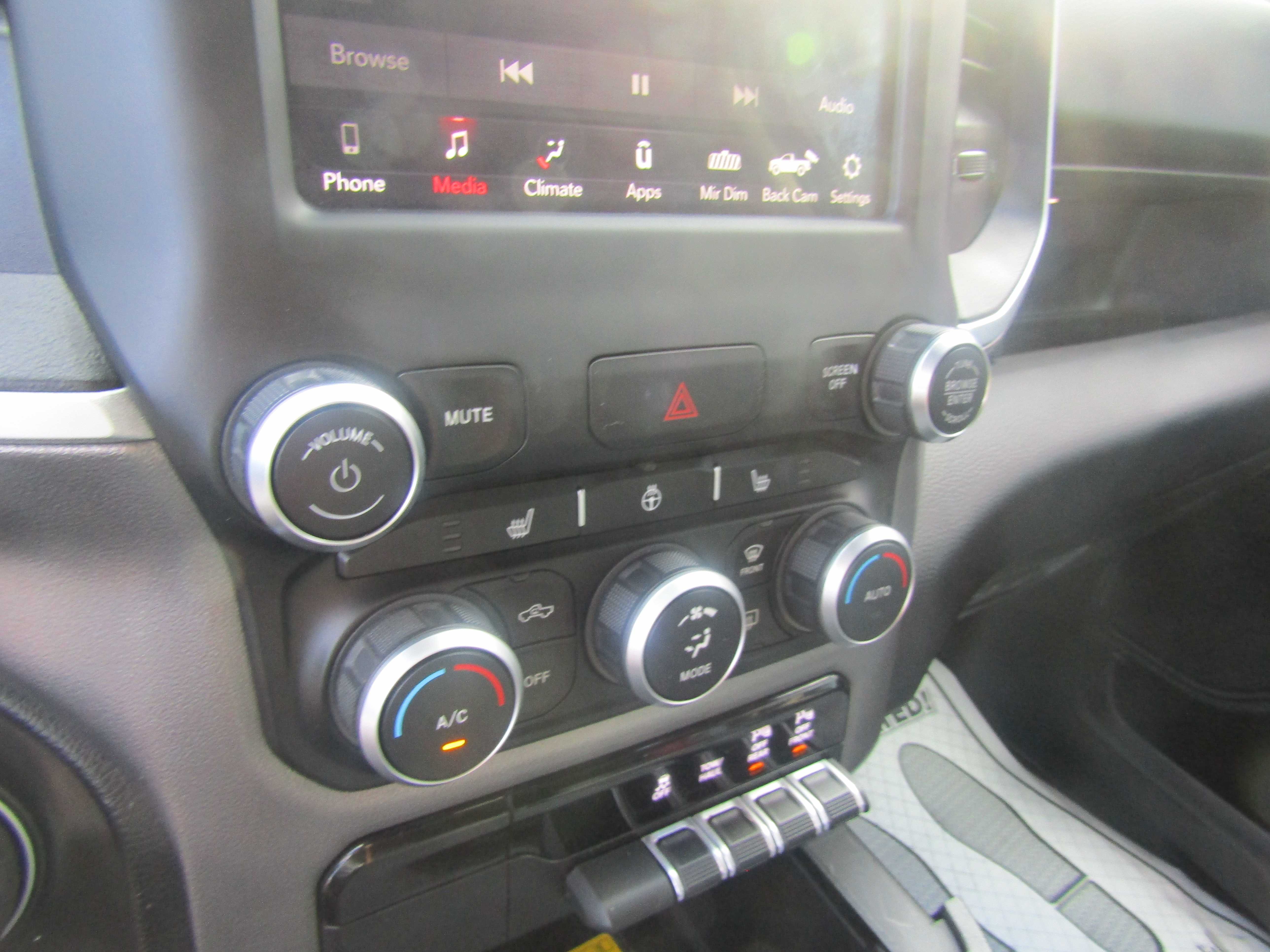 SILVER, 2019 RAM 1500 CREW CAB Thumnail Image 16