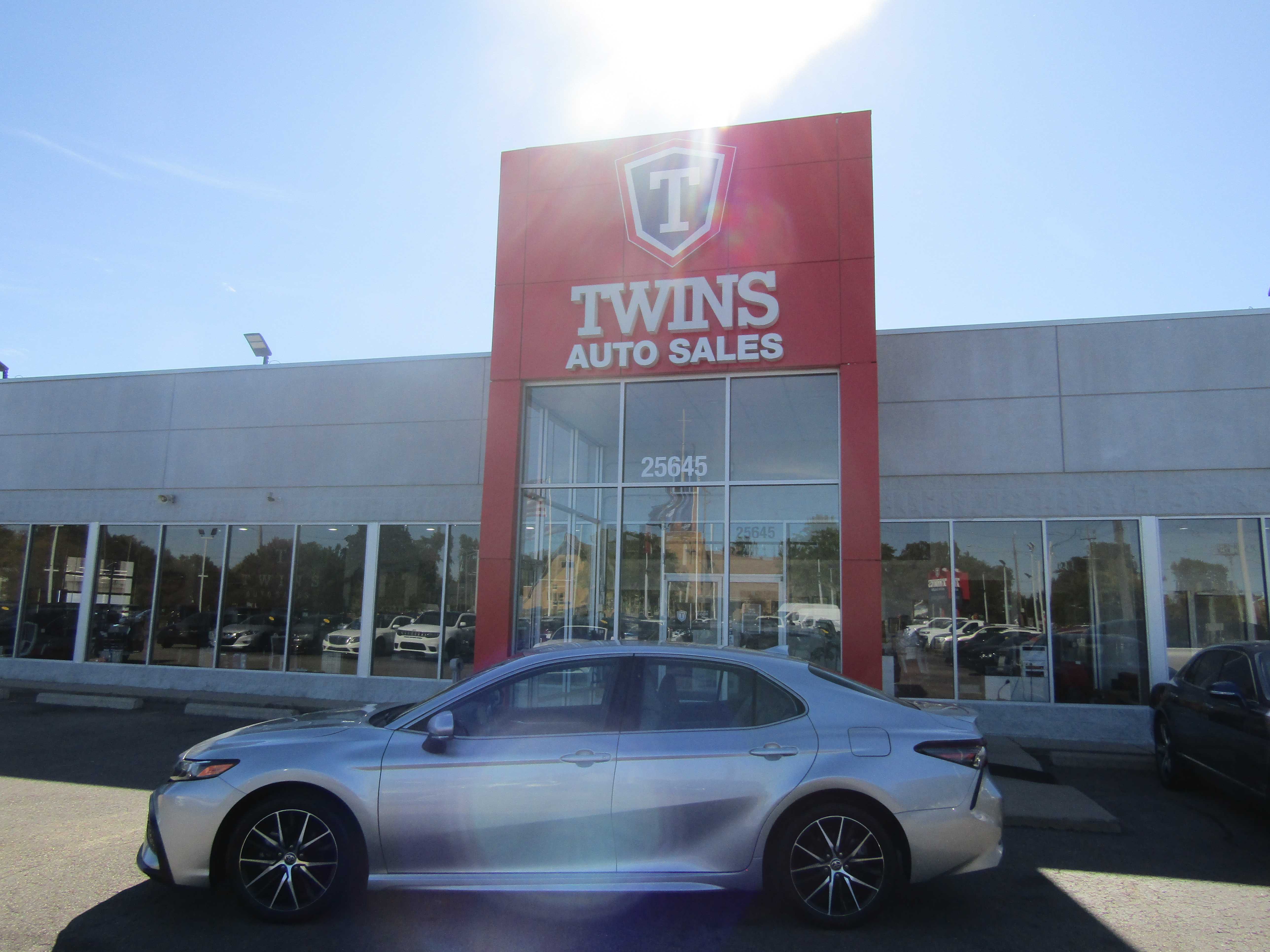 SILVER, 2022 TOYOTA CAMRY Thumnail Image 1