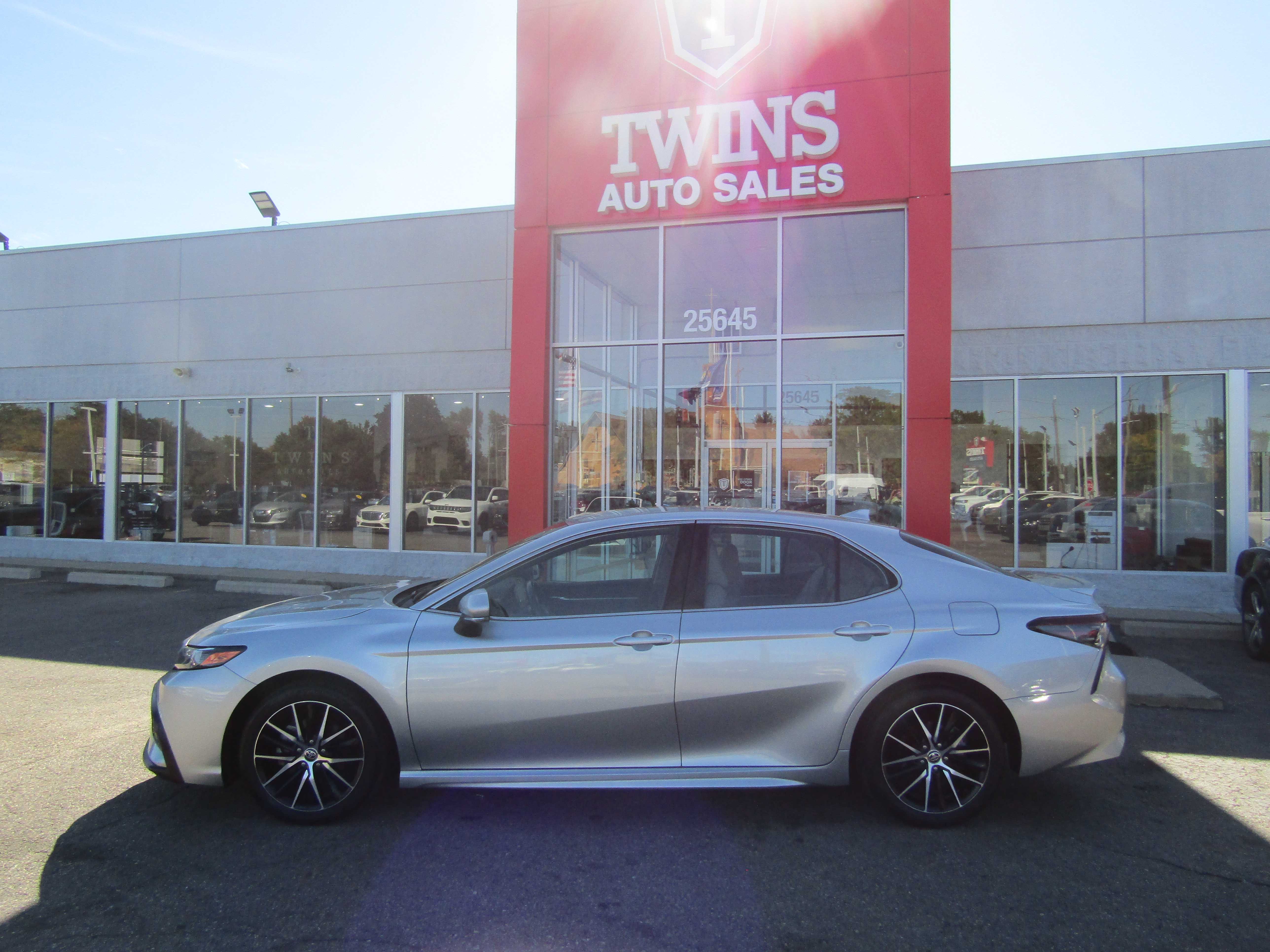 SILVER, 2022 TOYOTA CAMRY Thumnail Image 2