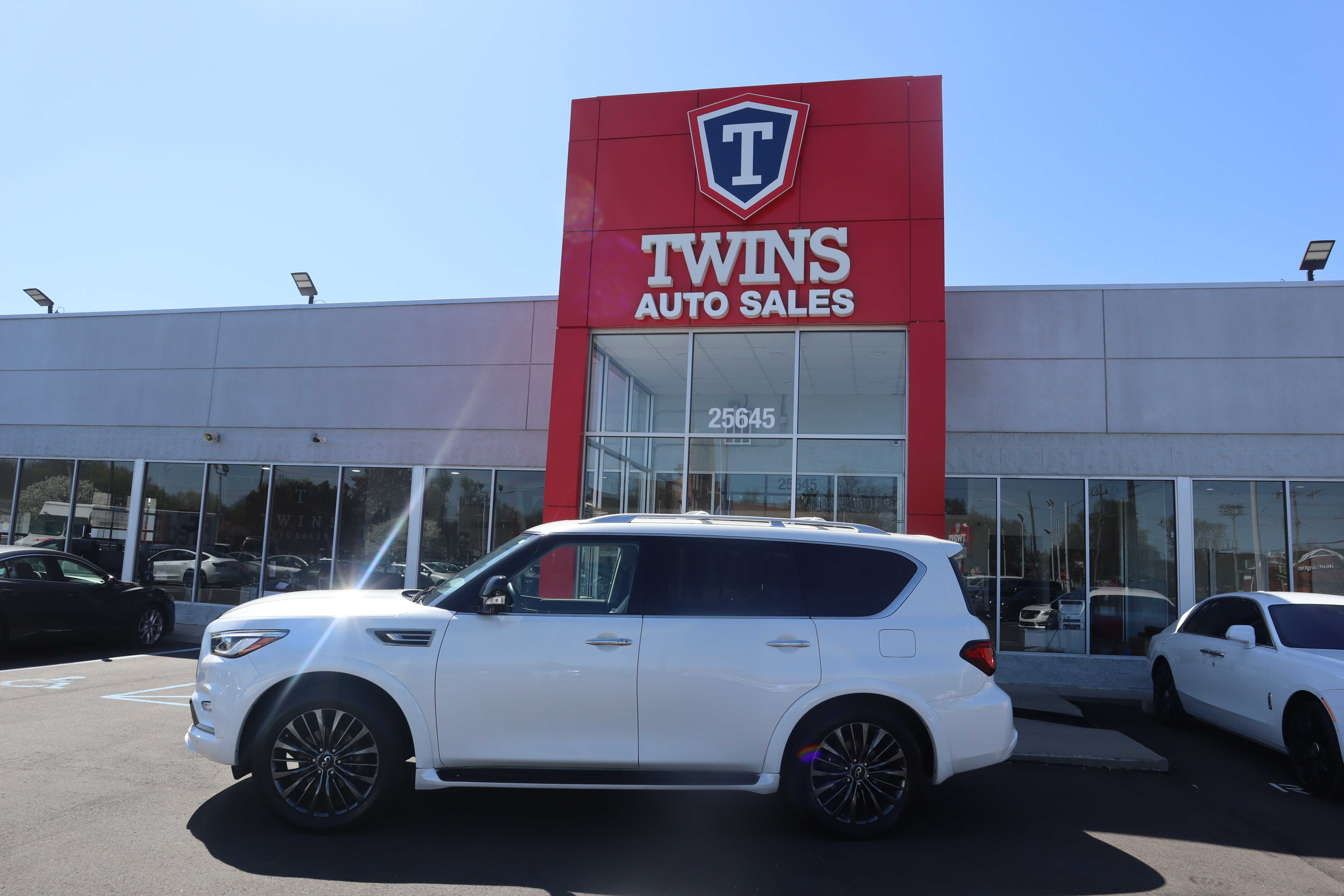 WHITE, 2021 INFINITI QX80 Thumnail Image 1