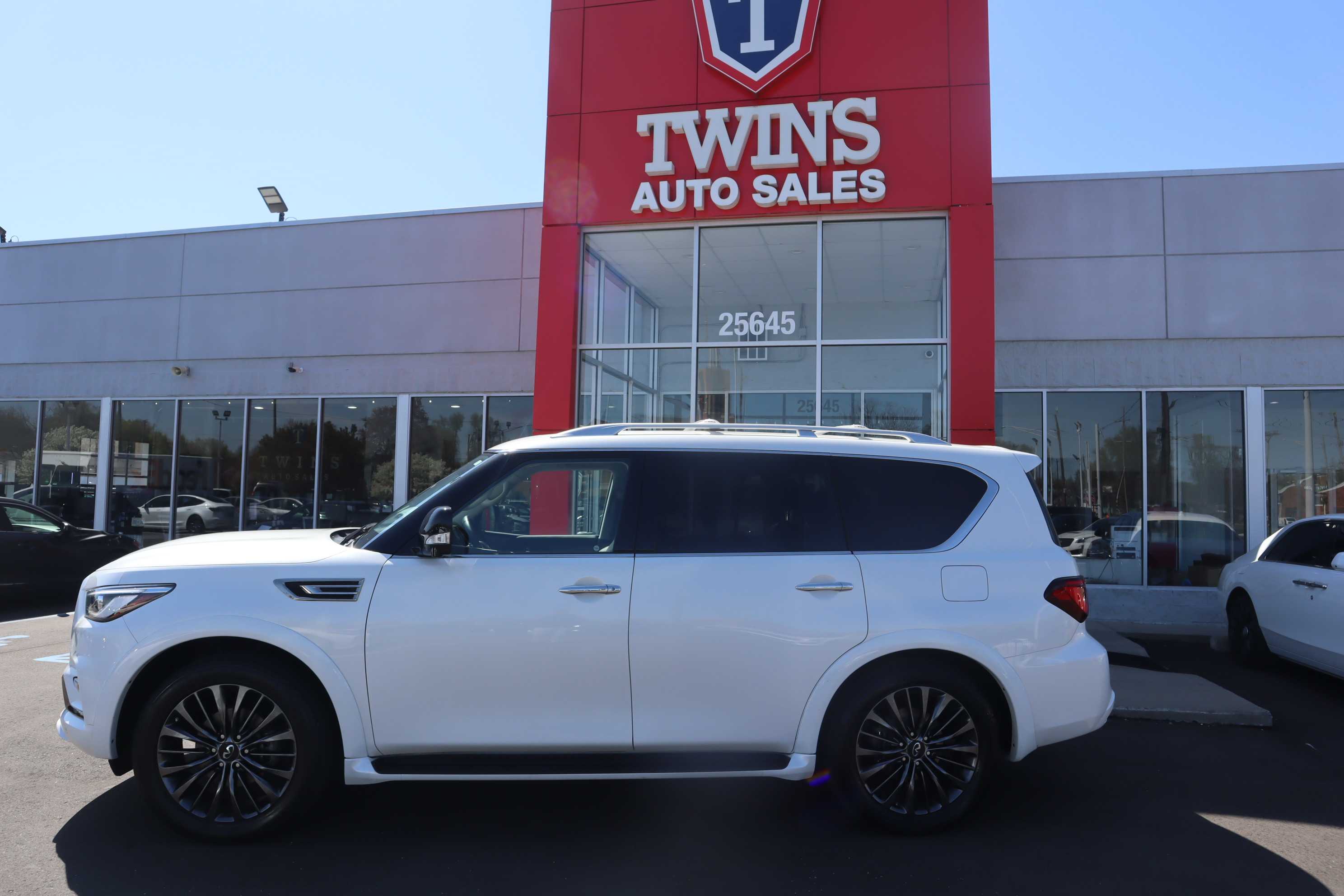 WHITE, 2021 INFINITI QX80 Thumnail Image 2