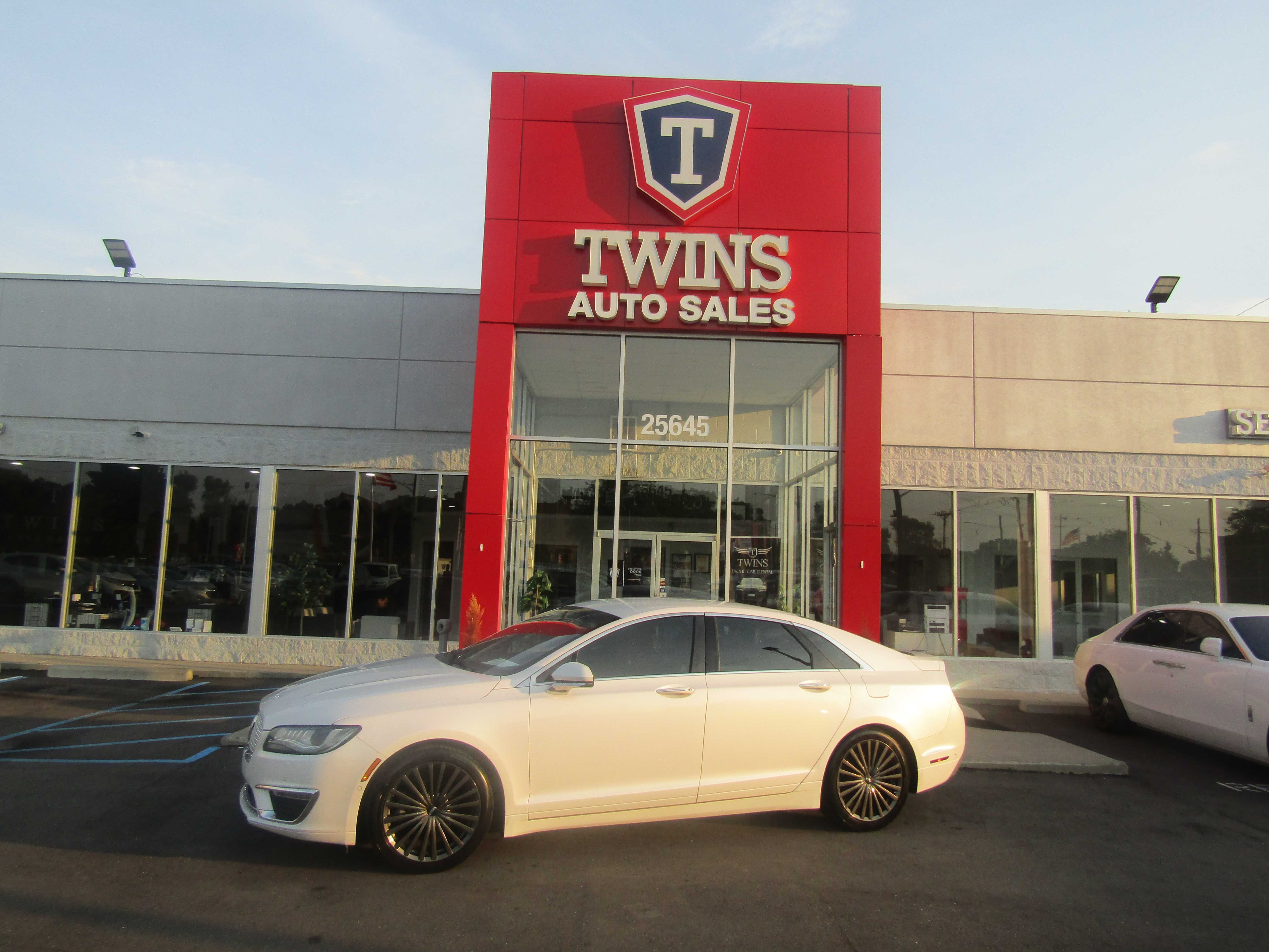 WHITE, 2017 LINCOLN MKZ Image 