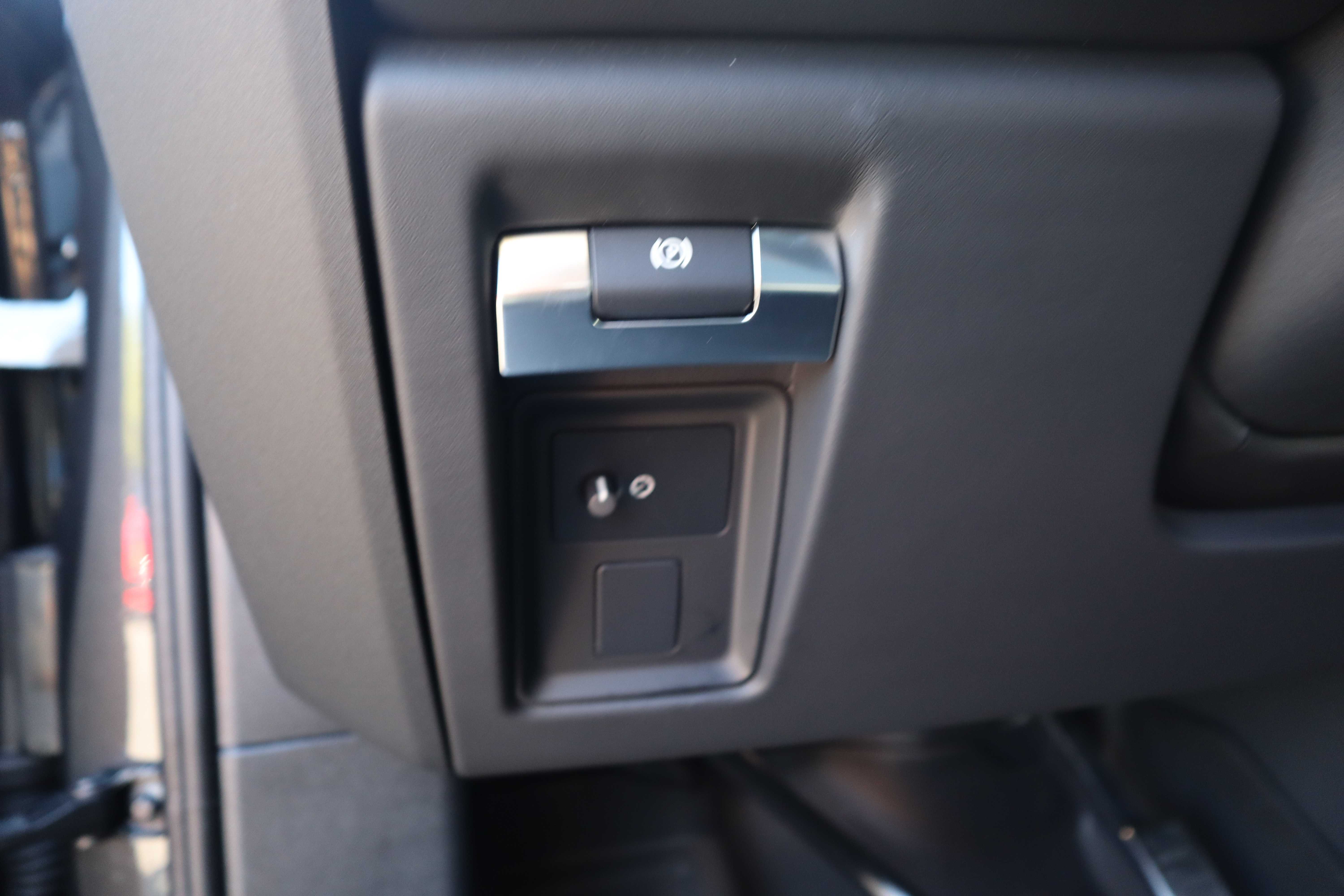 GRAY, 2025 LAND ROVER DEFENDER 110 Thumnail Image 16