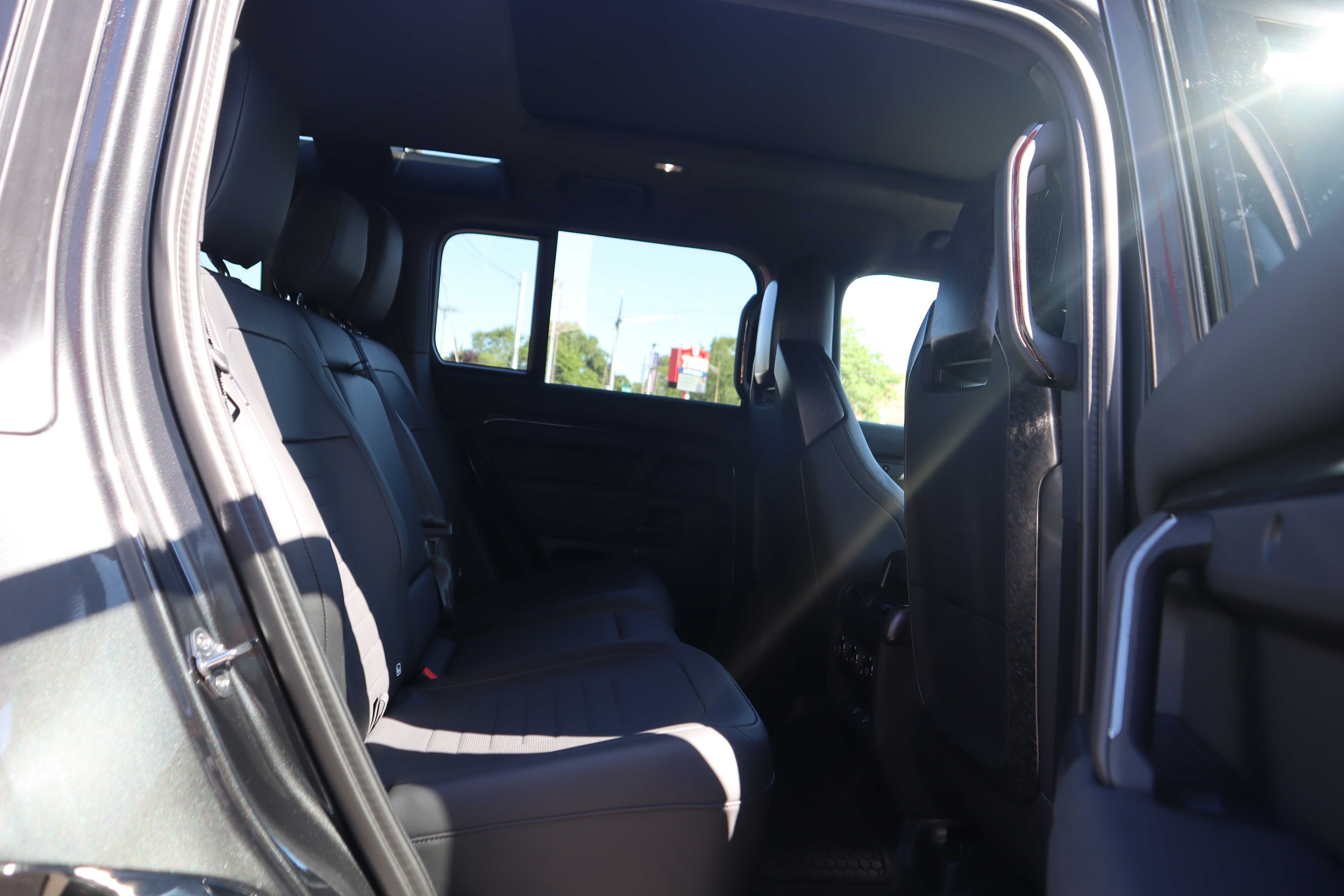 GRAY, 2025 LAND ROVER DEFENDER 110 Thumnail Image 31