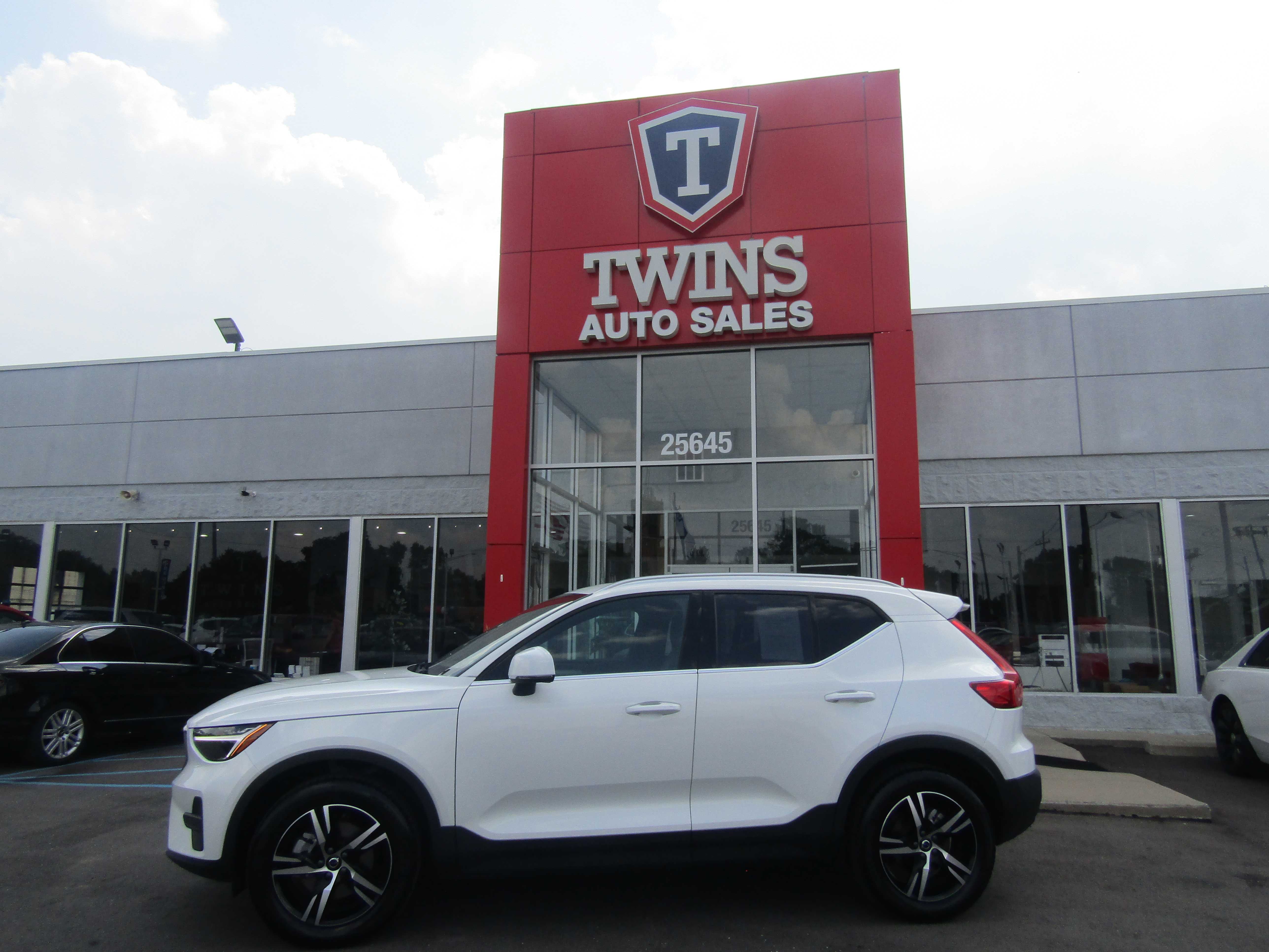WHITE, 2025 VOLVO XC40 Thumnail Image 1