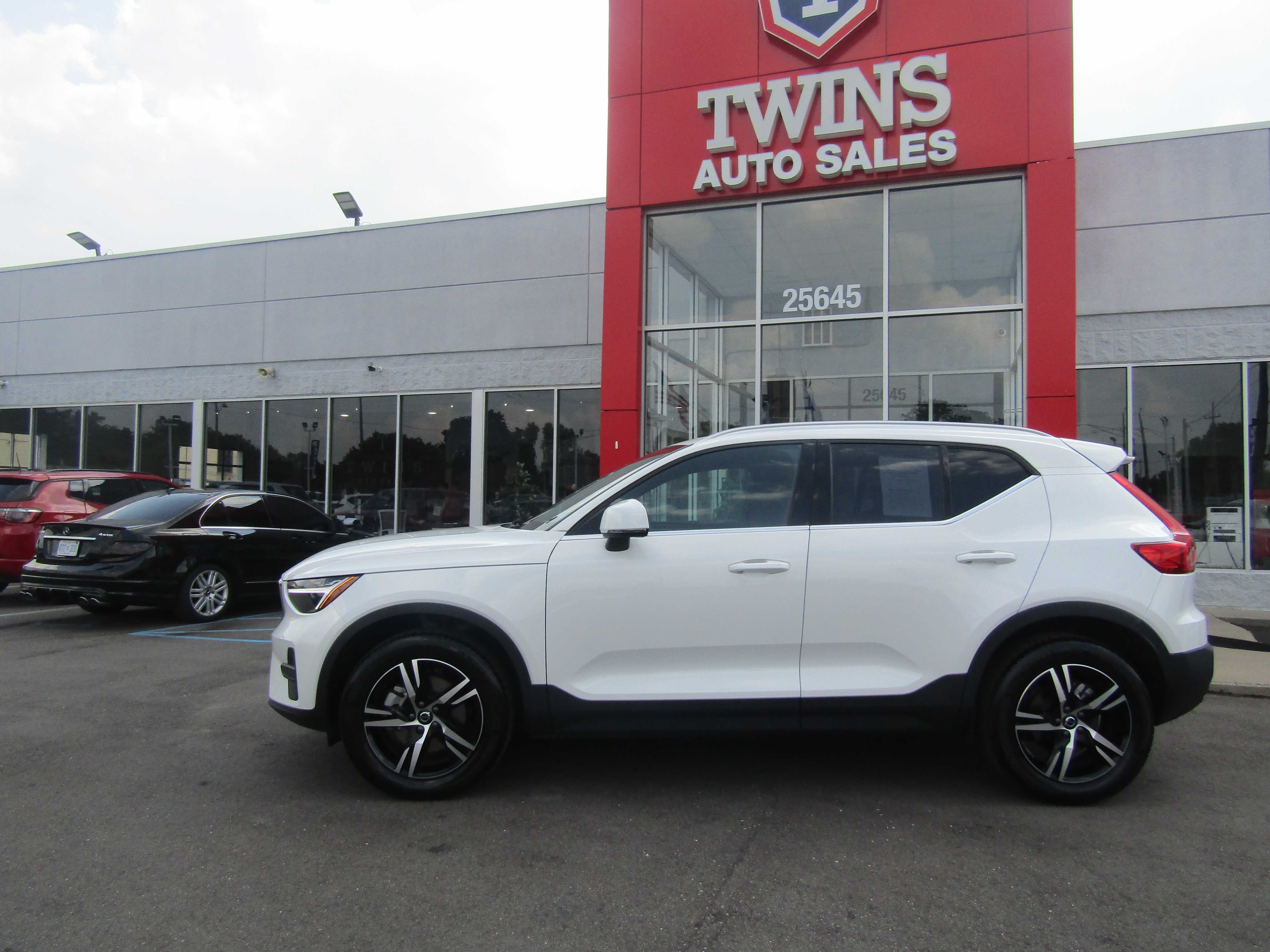 WHITE, 2025 VOLVO XC40 Thumnail Image 2