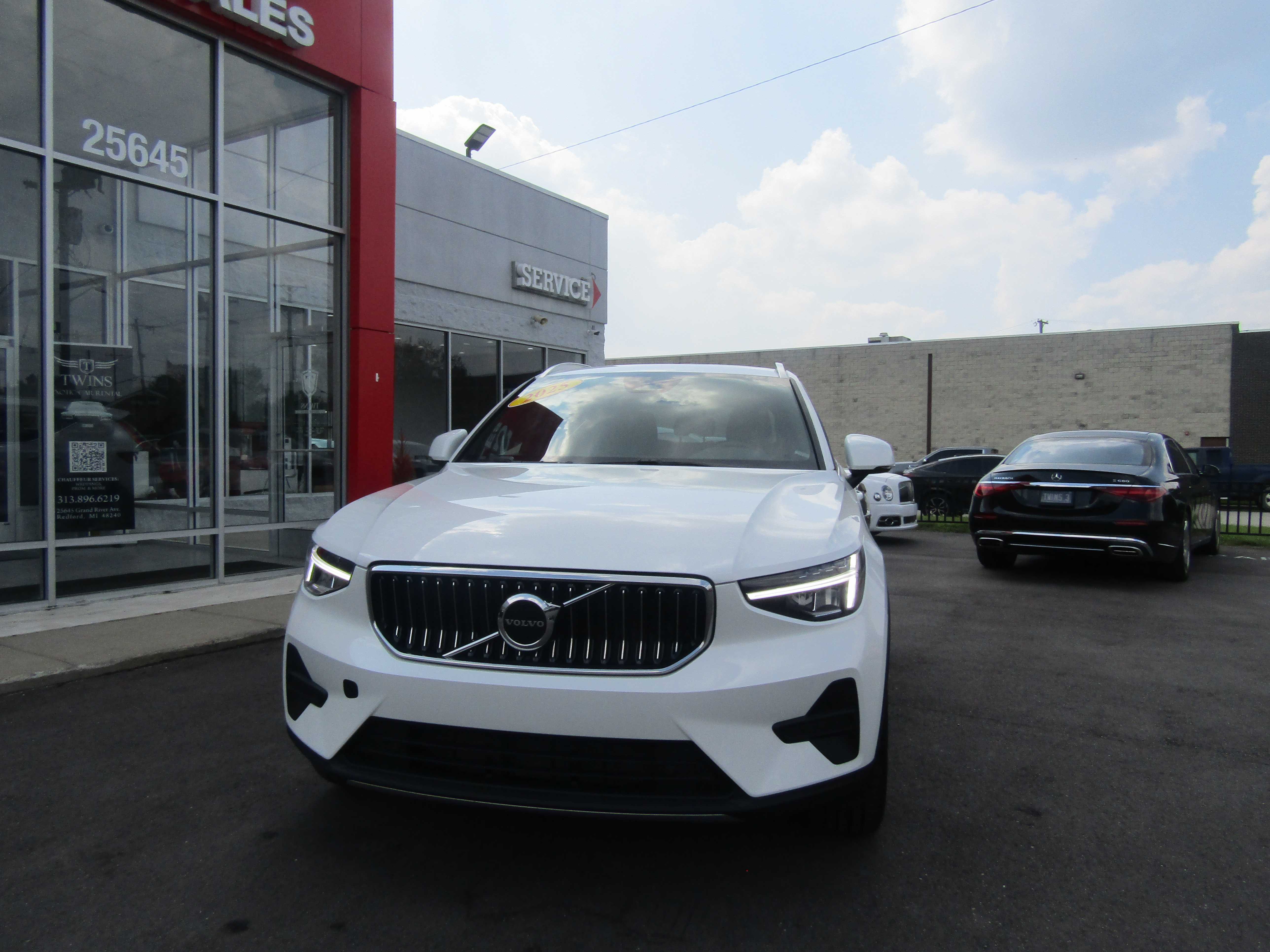 WHITE, 2025 VOLVO XC40 Thumnail Image 3