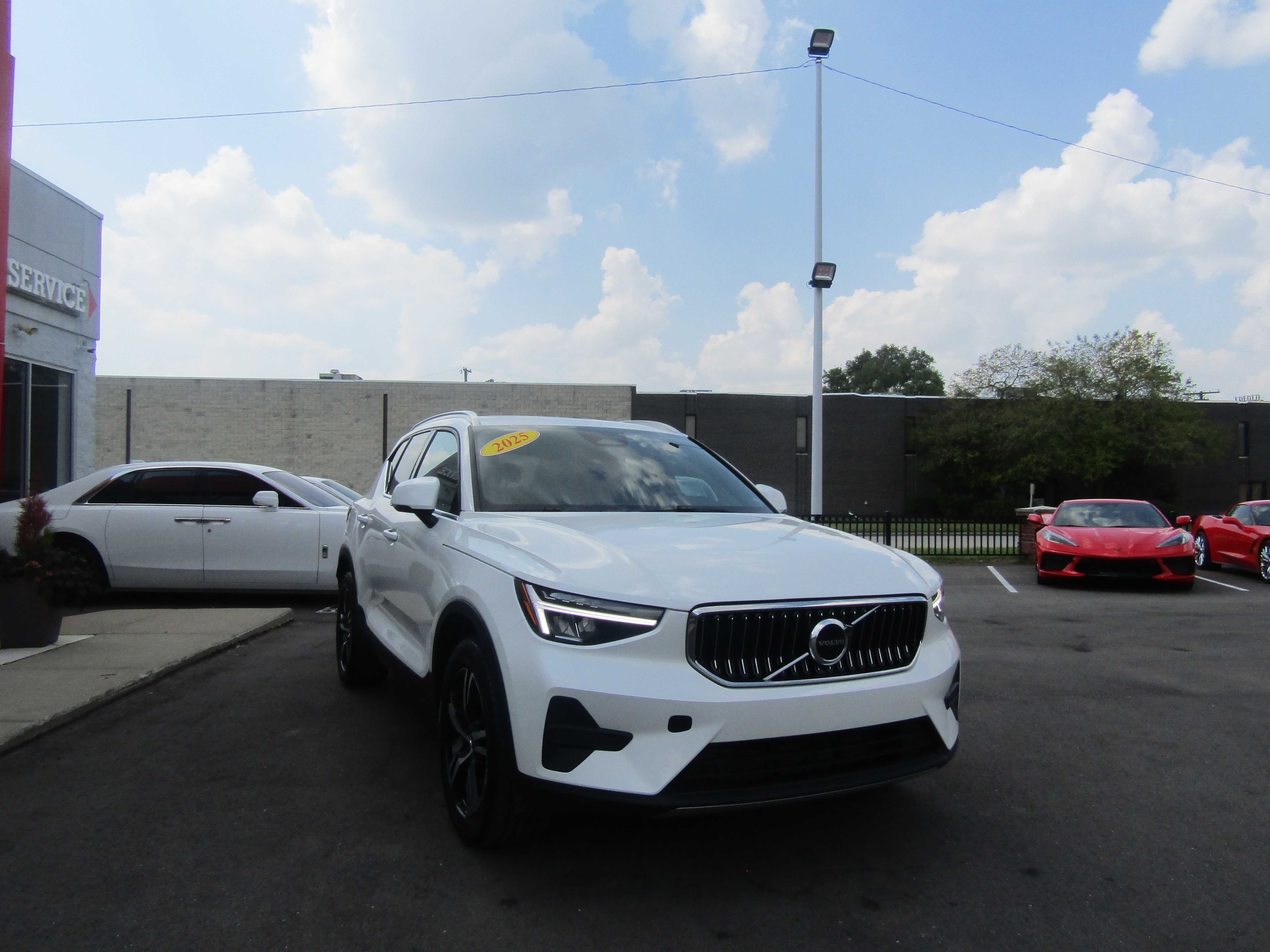WHITE, 2025 VOLVO XC40 Thumnail Image 4