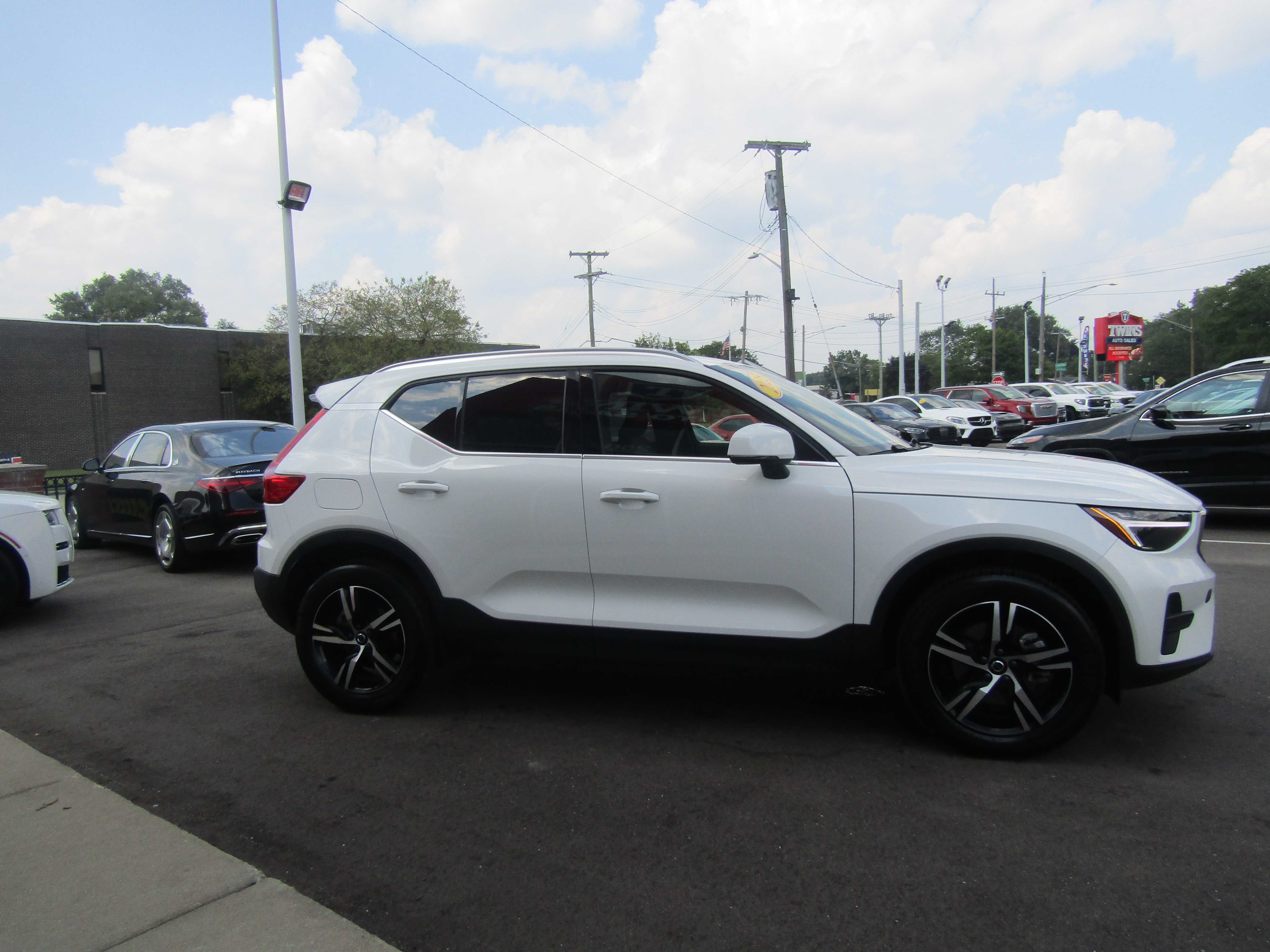 WHITE, 2025 VOLVO XC40 Thumnail Image 5