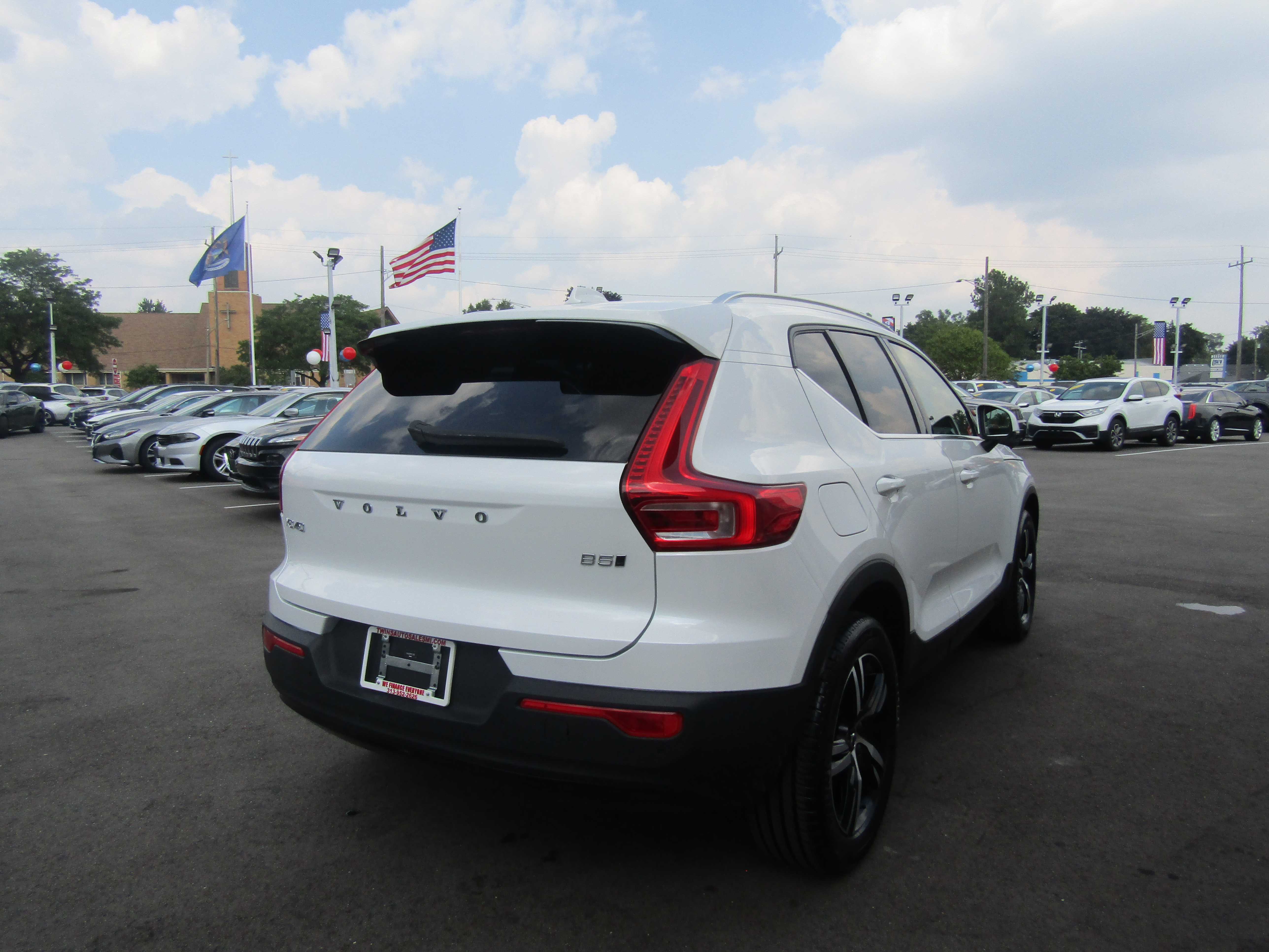 WHITE, 2025 VOLVO XC40 Thumnail Image 6