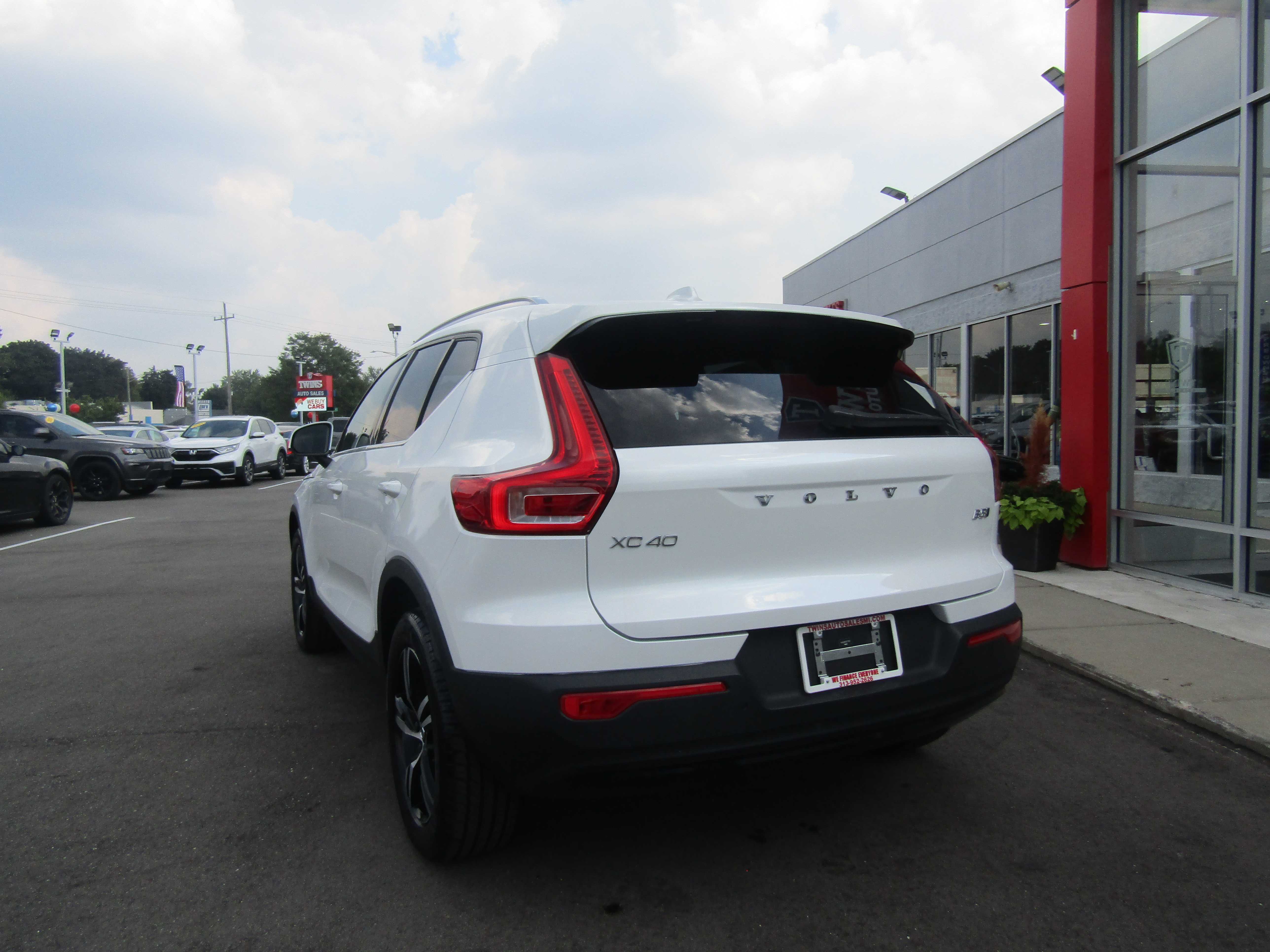 WHITE, 2025 VOLVO XC40 Thumnail Image 8