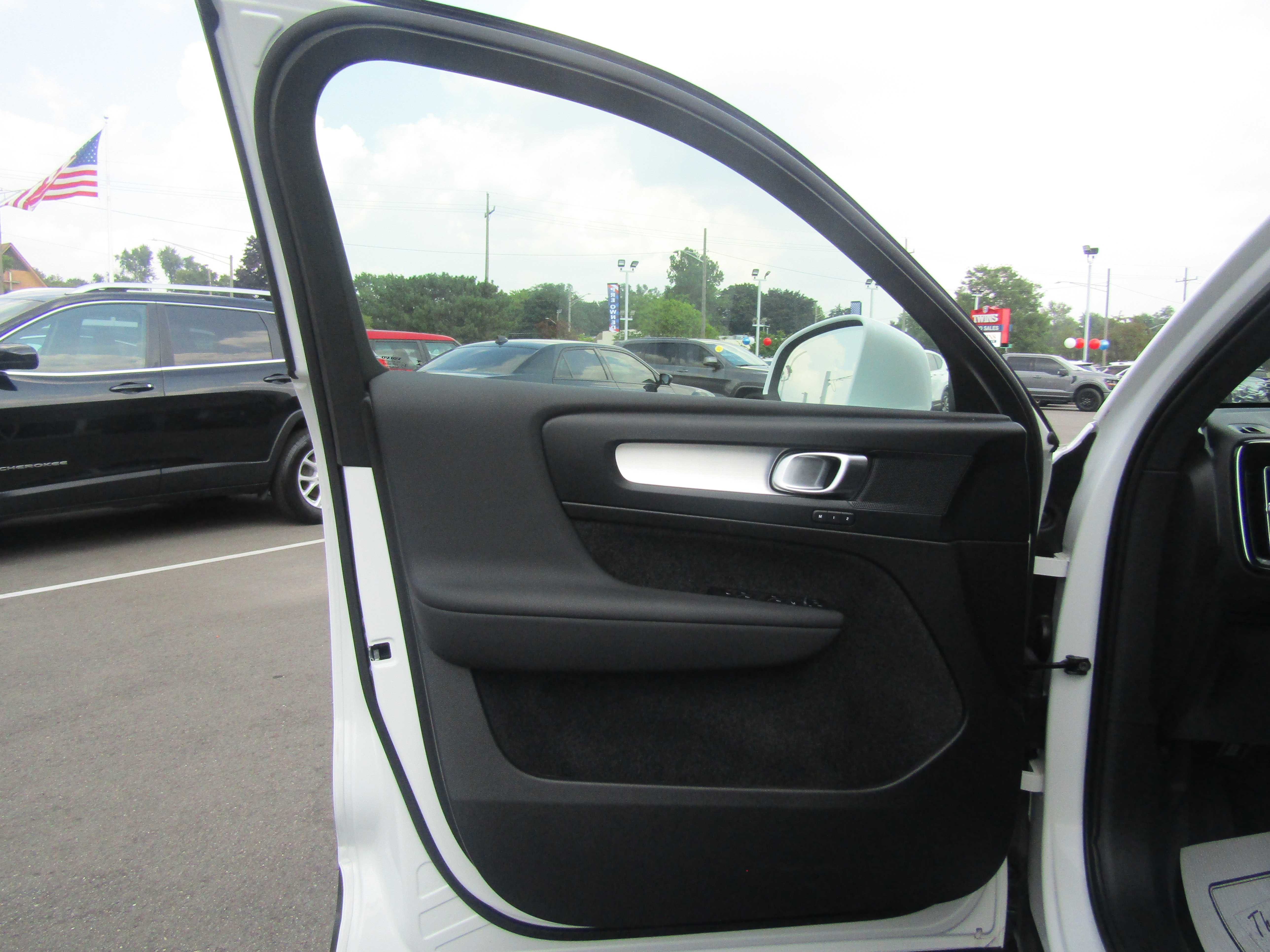 WHITE, 2025 VOLVO XC40 Thumnail Image 9