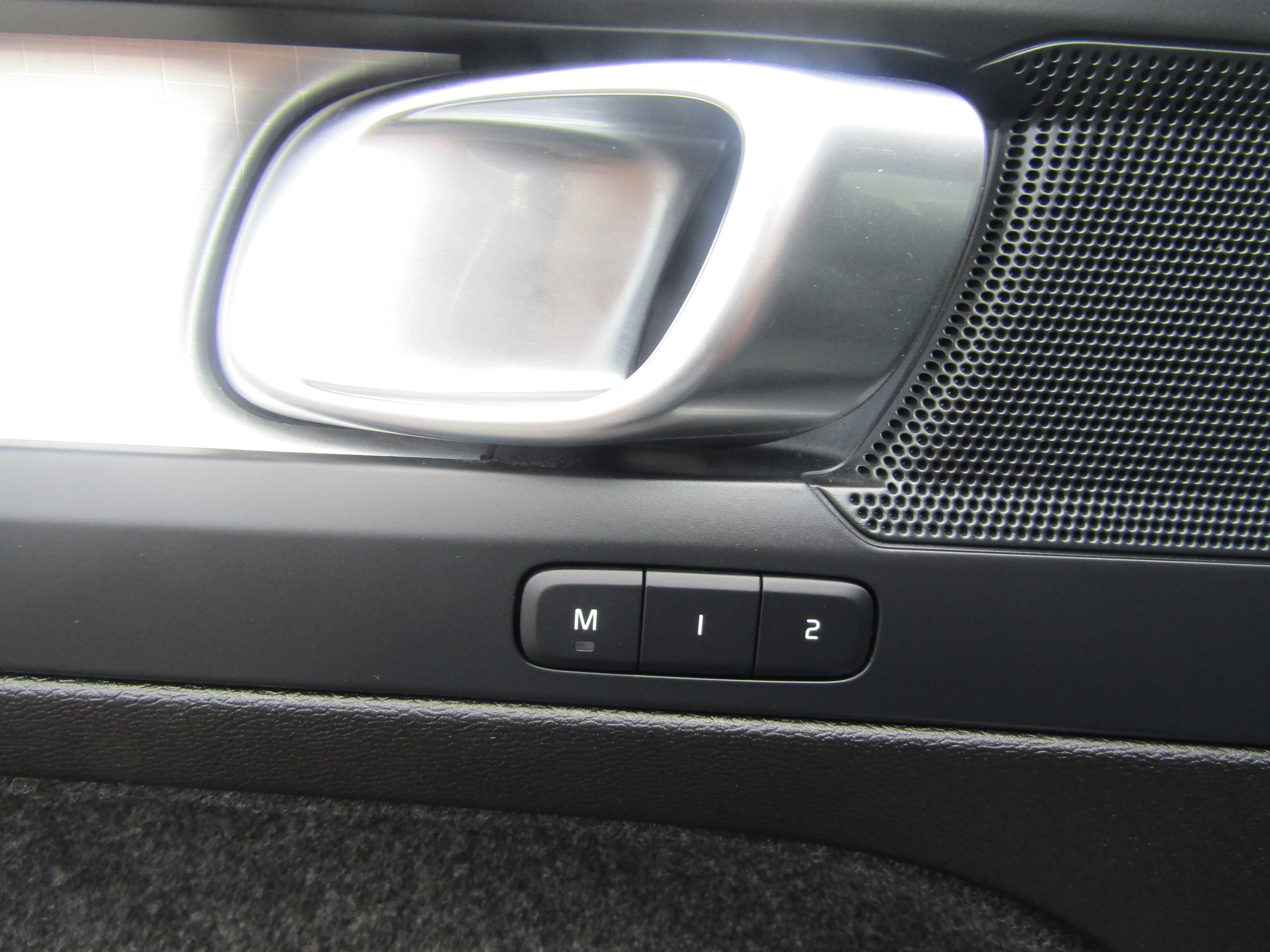 WHITE, 2025 VOLVO XC40 Thumnail Image 10