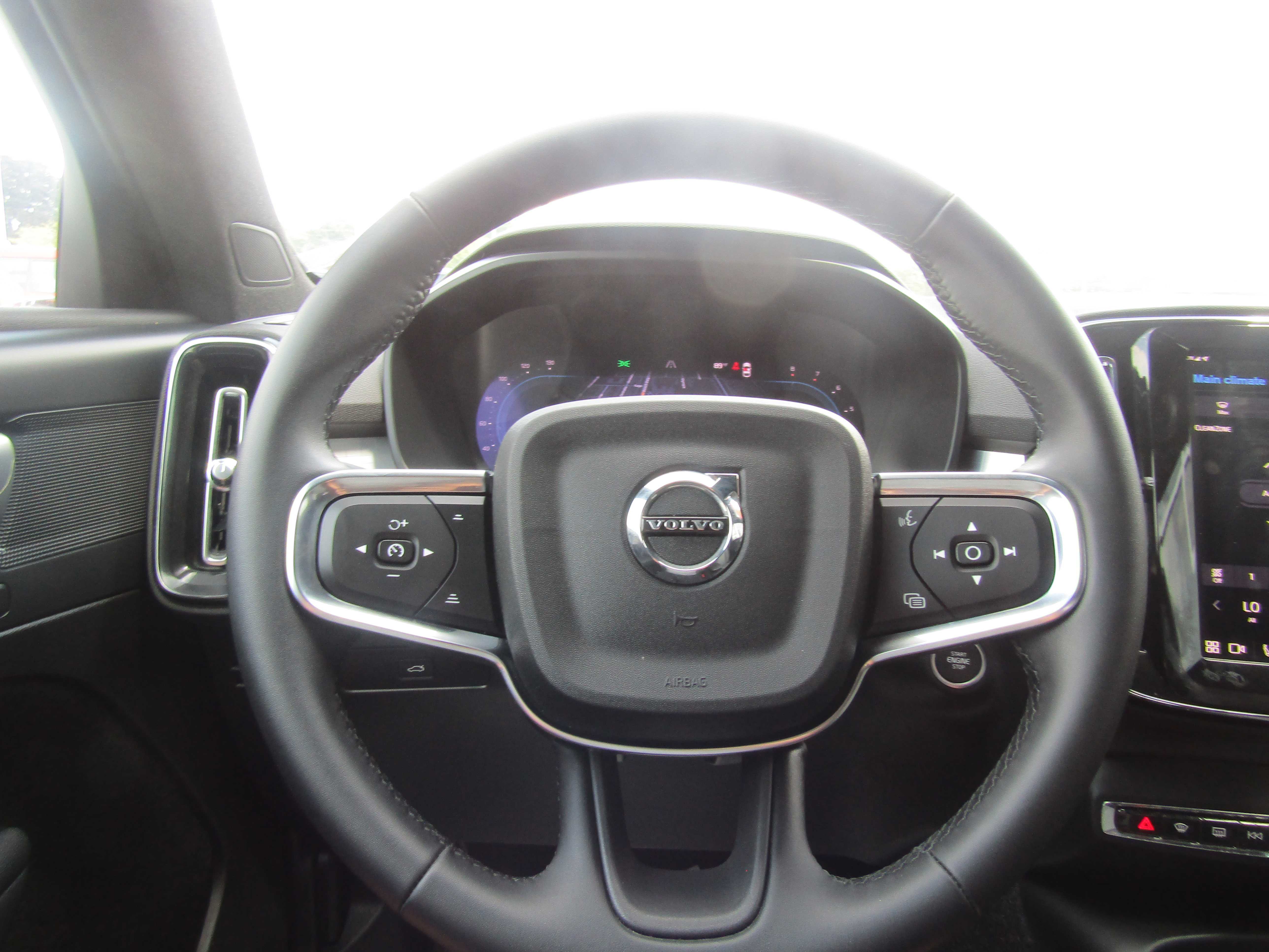 WHITE, 2025 VOLVO XC40 Thumnail Image 12