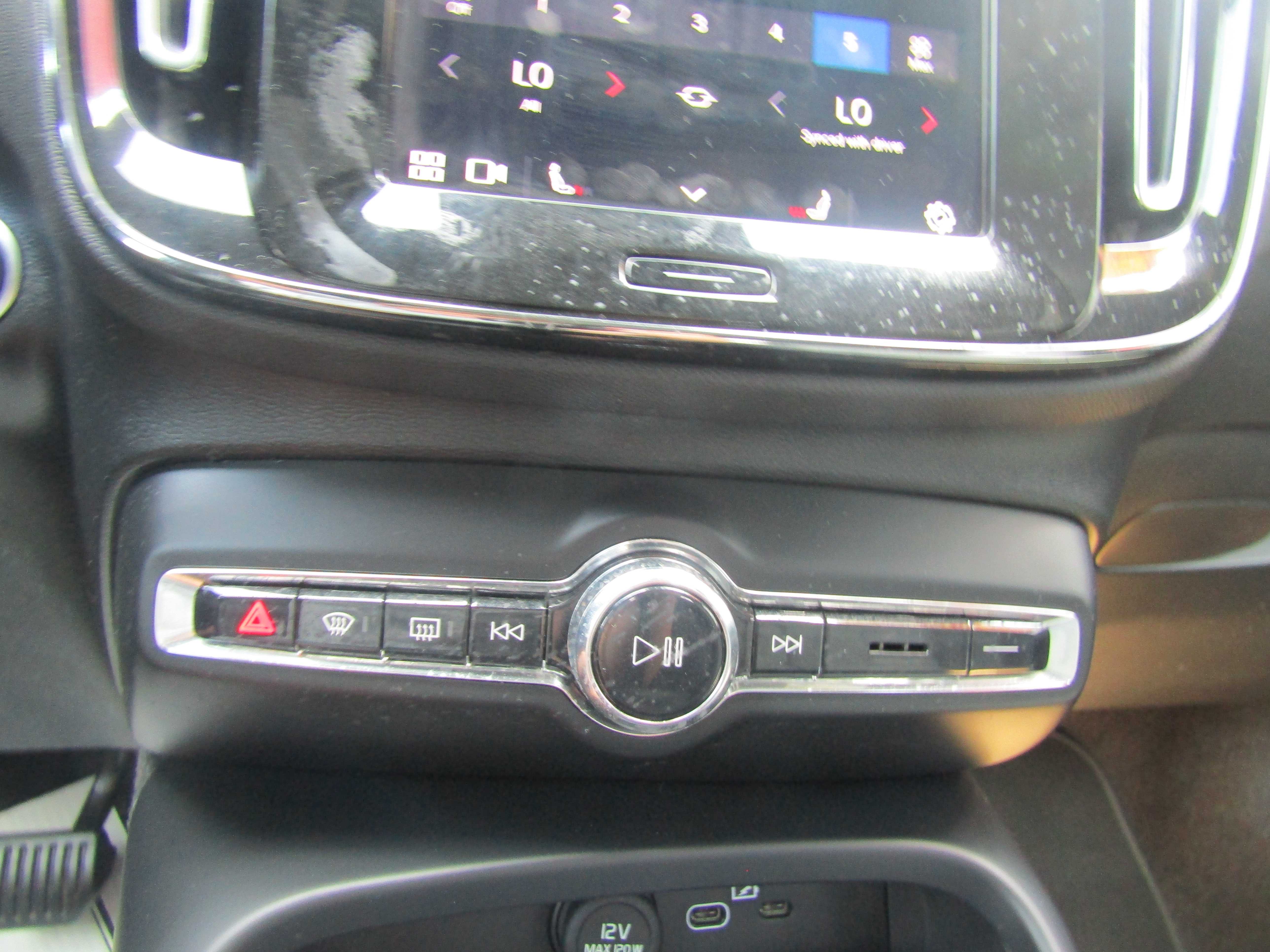 WHITE, 2025 VOLVO XC40 Thumnail Image 14