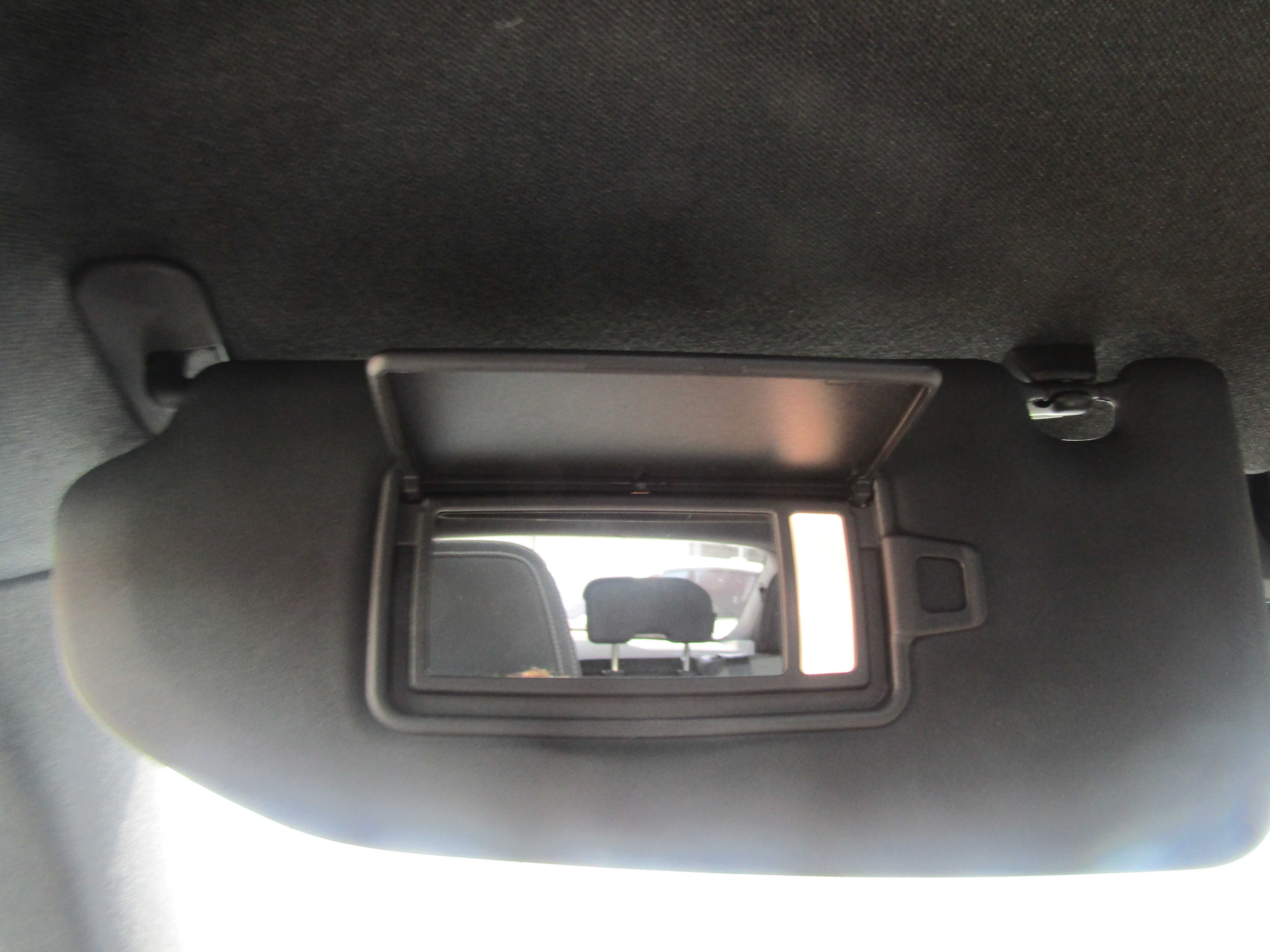 WHITE, 2025 VOLVO XC40 Thumnail Image 18