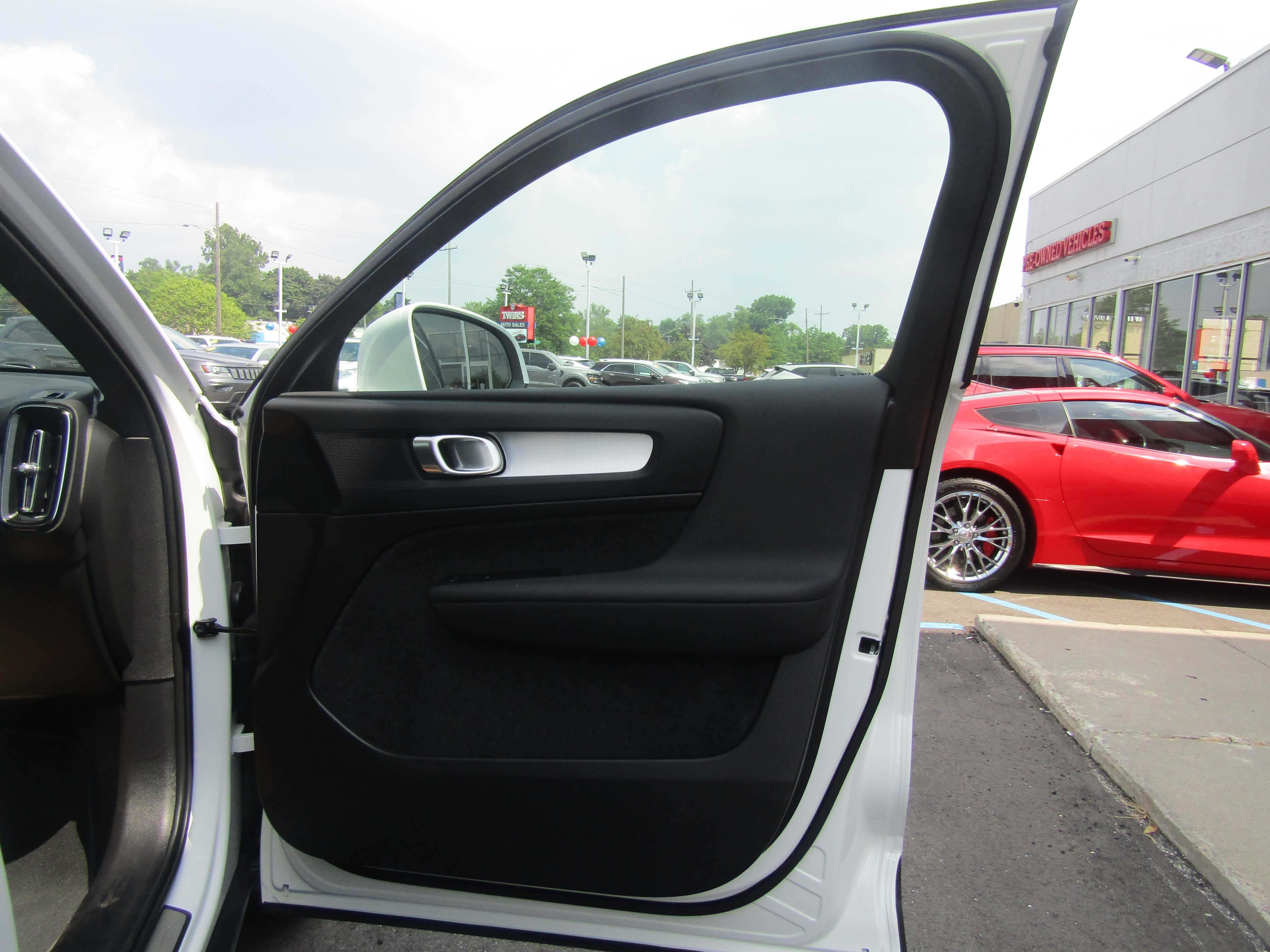 WHITE, 2025 VOLVO XC40 Thumnail Image 20