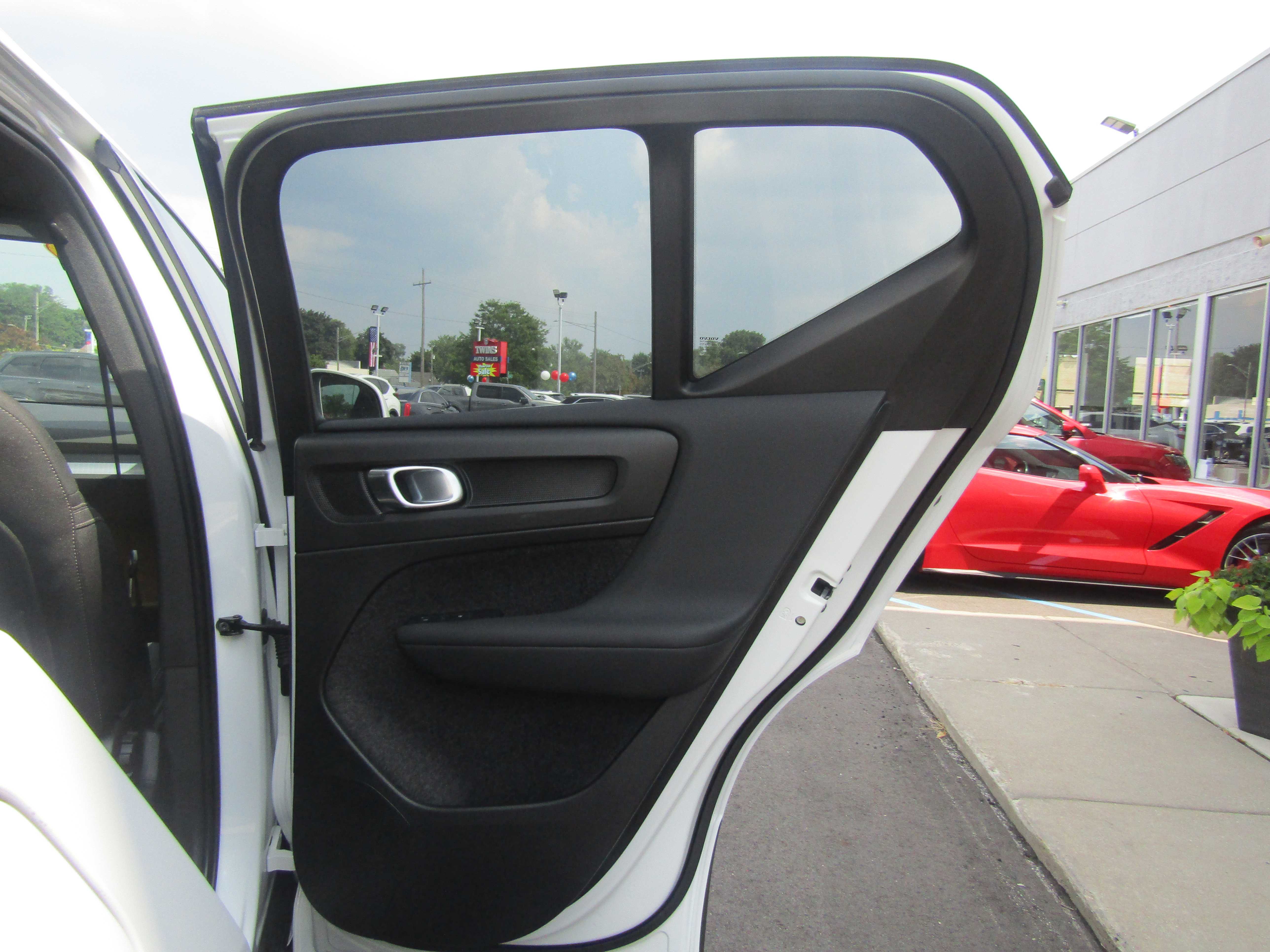 WHITE, 2025 VOLVO XC40 Thumnail Image 22