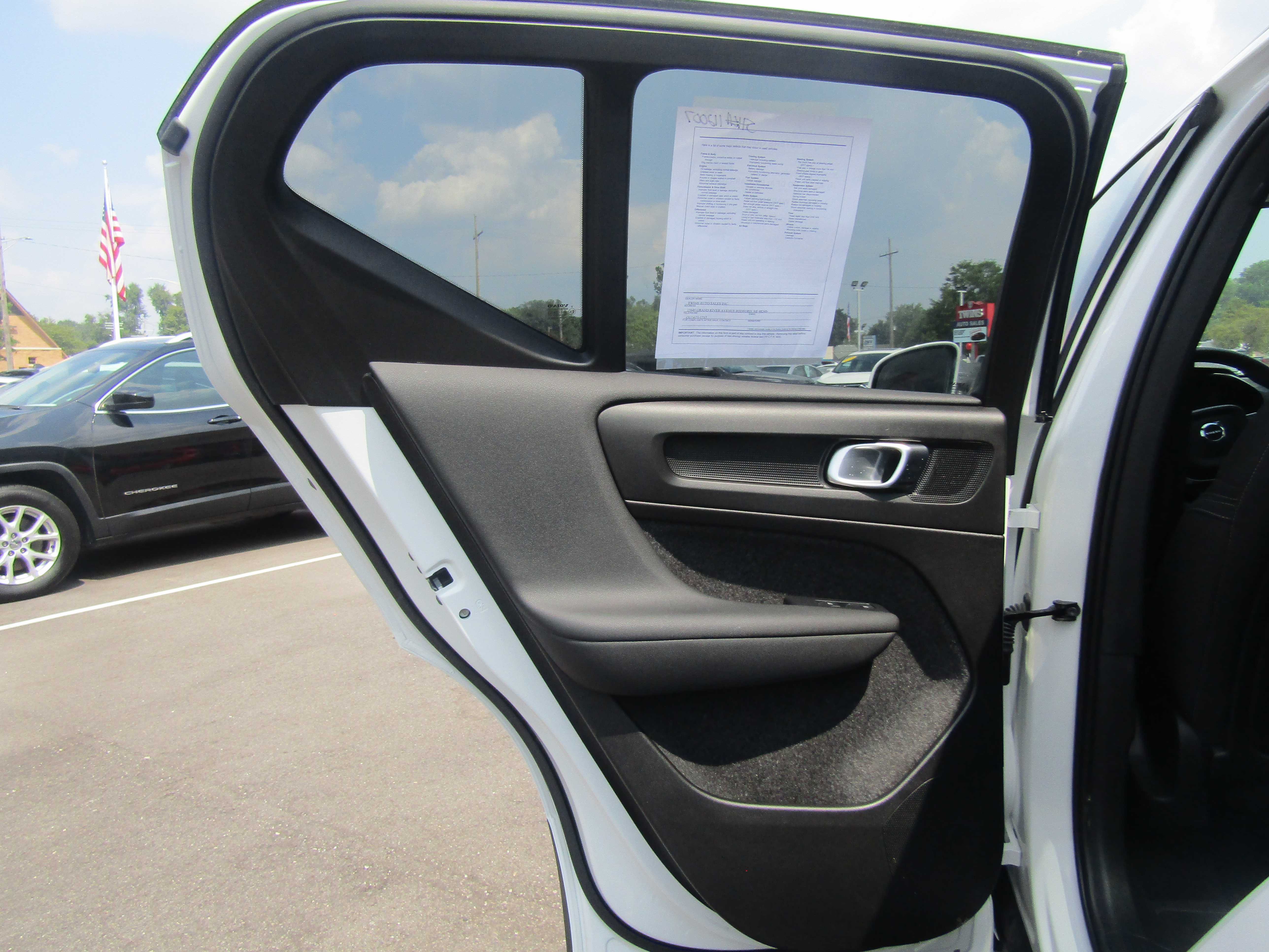 WHITE, 2025 VOLVO XC40 Thumnail Image 26