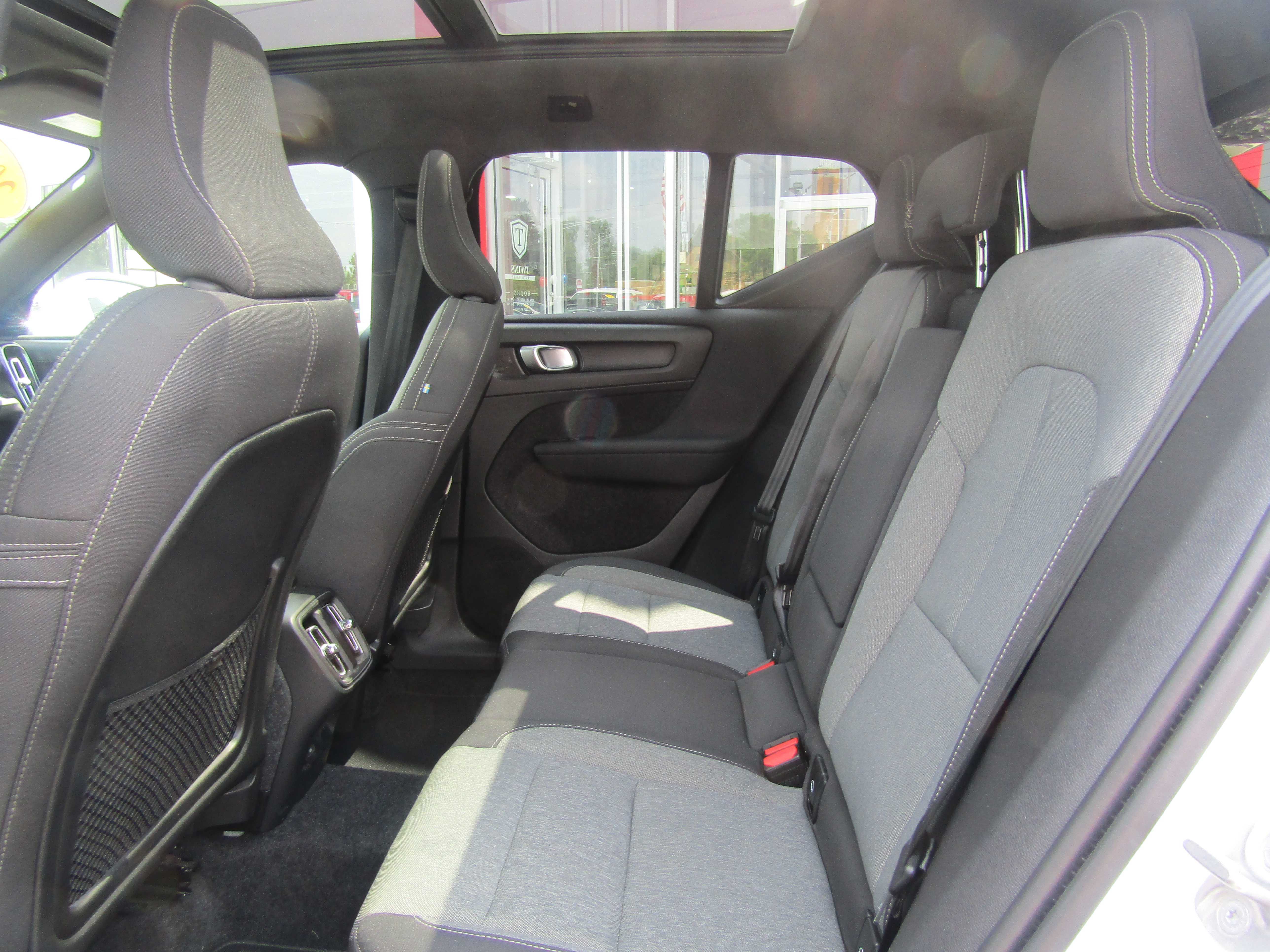 WHITE, 2025 VOLVO XC40 Thumnail Image 27
