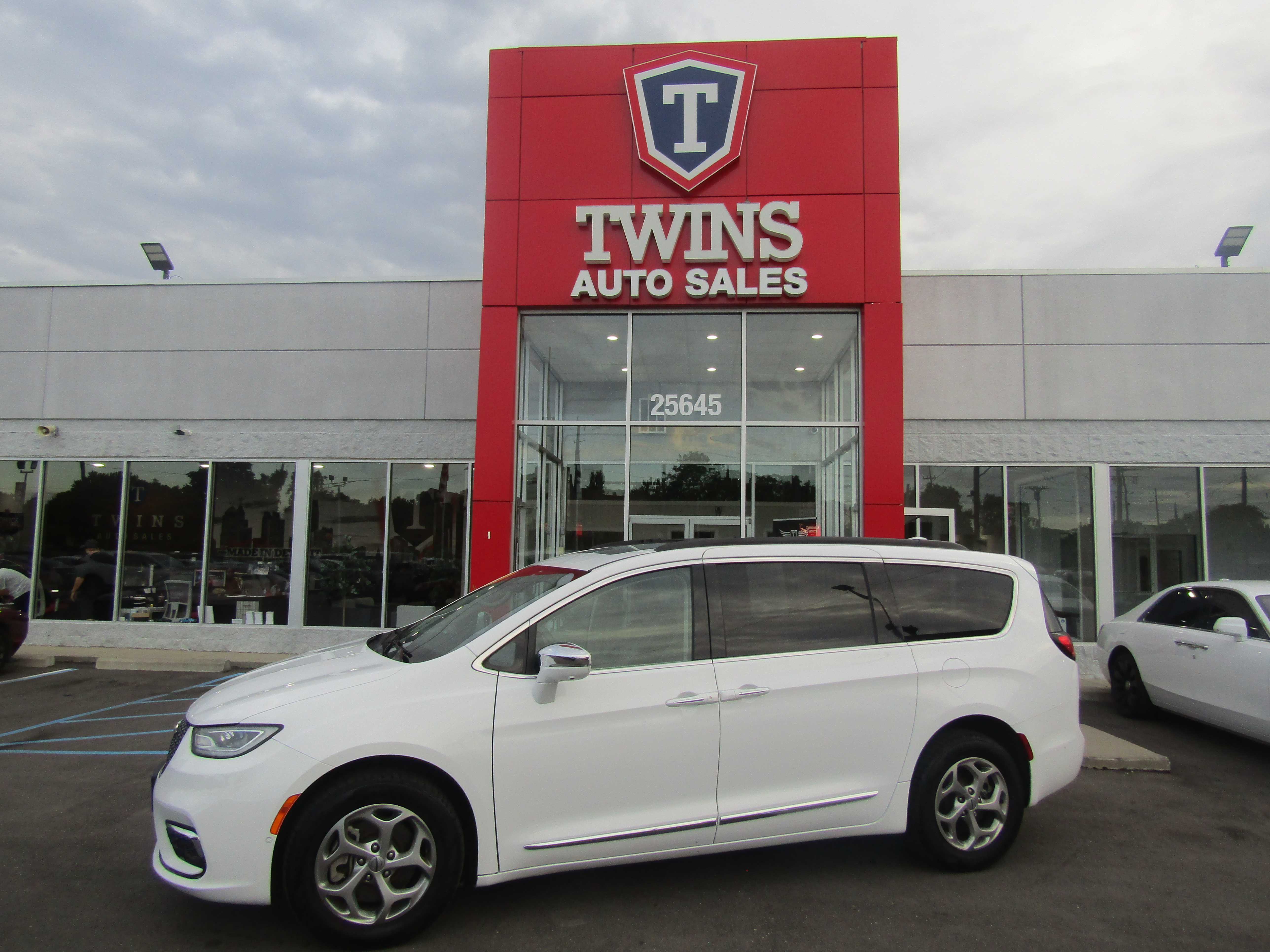WHITE, 2022 CHRYSLER PACIFICA Image 
