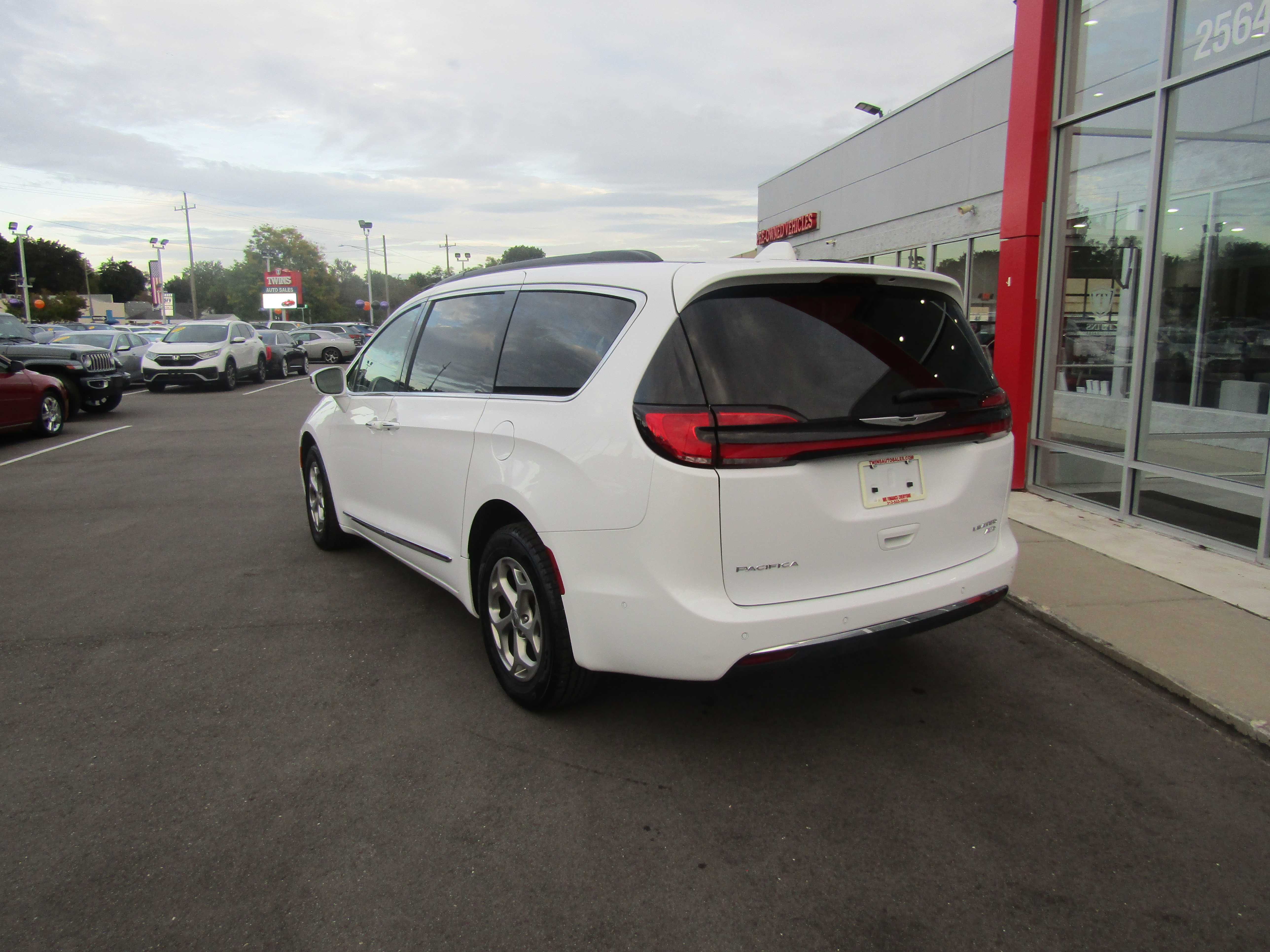WHITE, 2022 CHRYSLER PACIFICA Thumnail Image 3