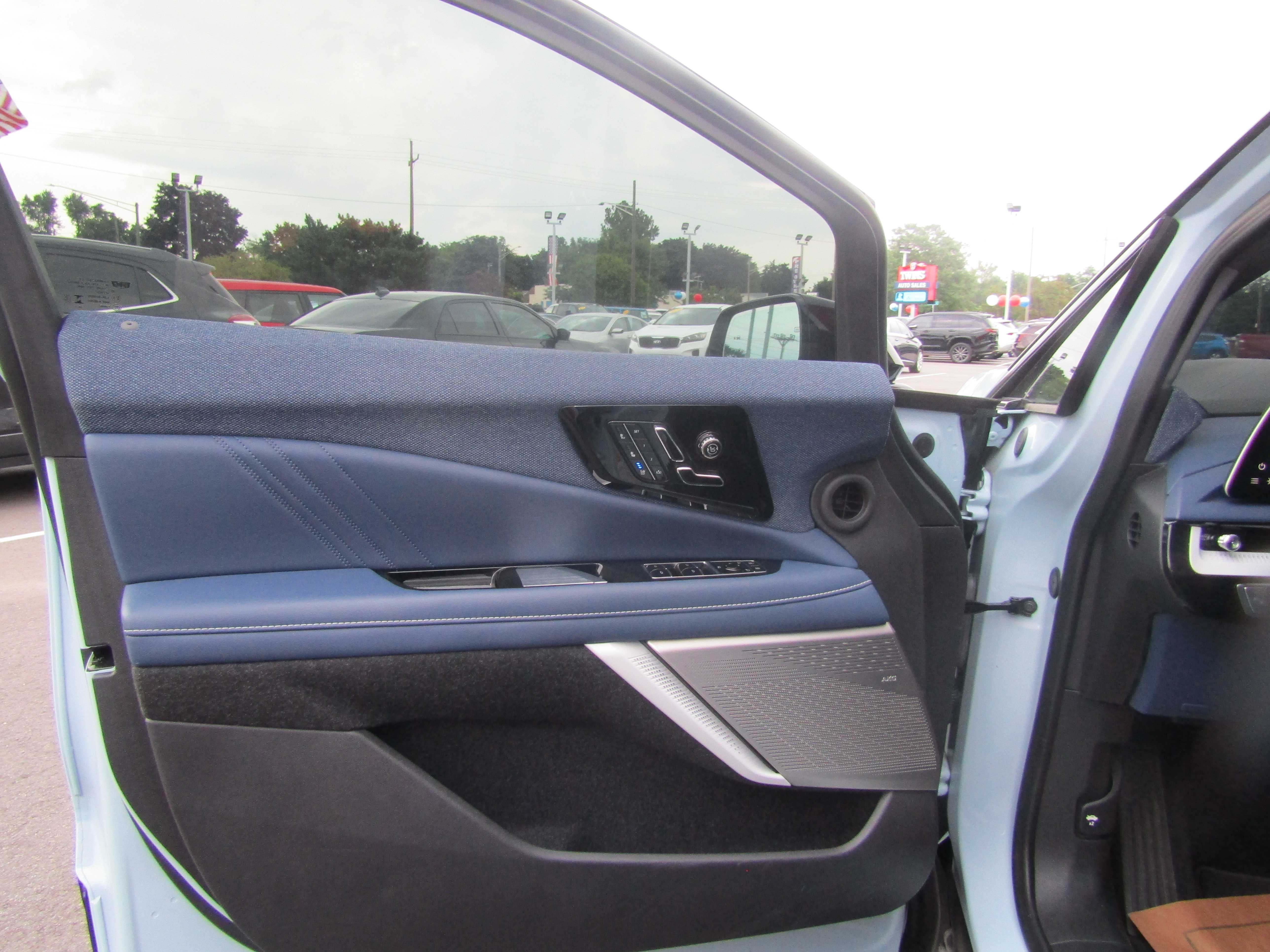 BLUE, 2025 CADILLAC OPTIQ Thumnail Image 9