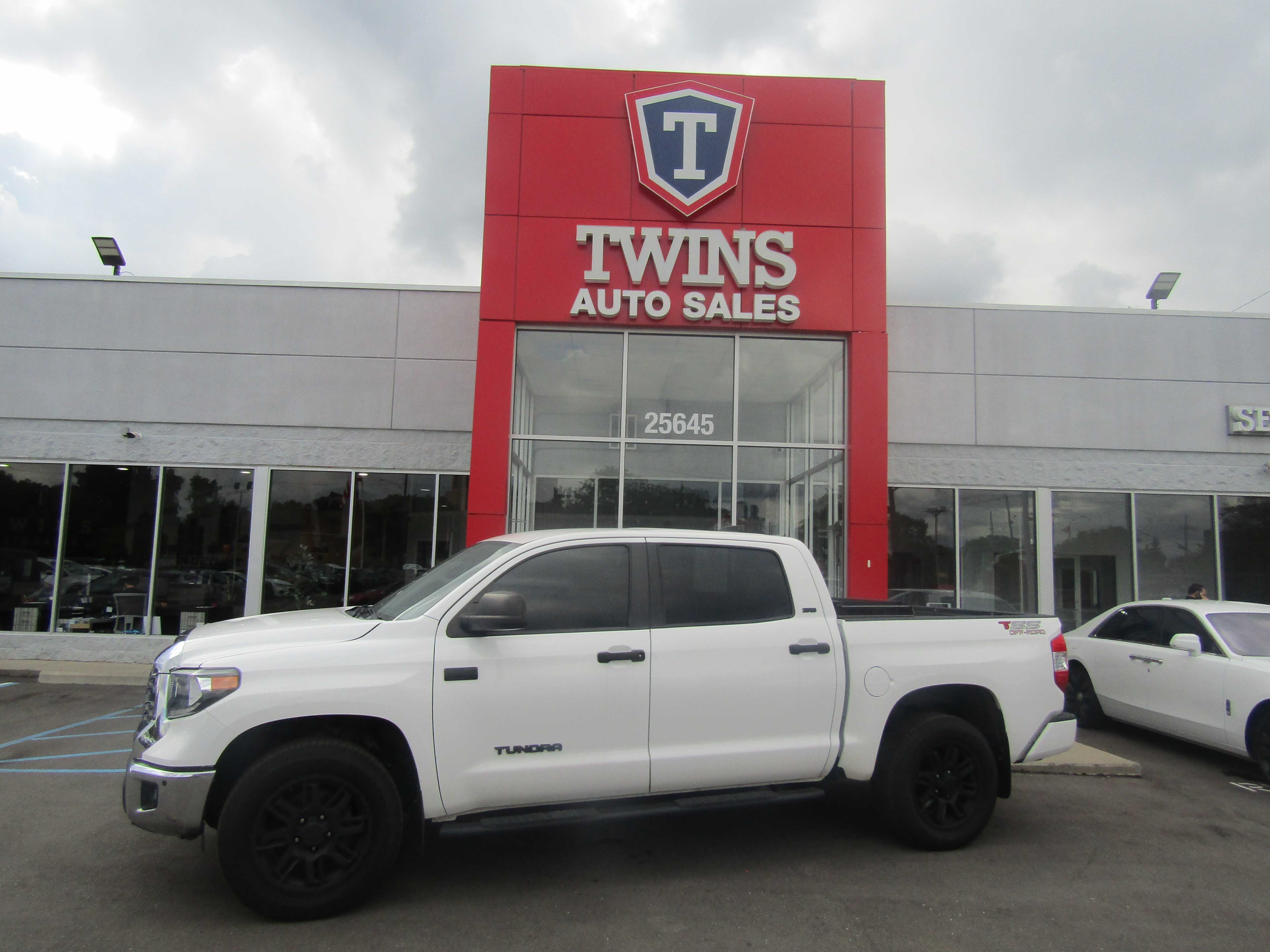 WHITE, 2021 TOYOTA TUNDRA CREWMAX Thumnail Image 1