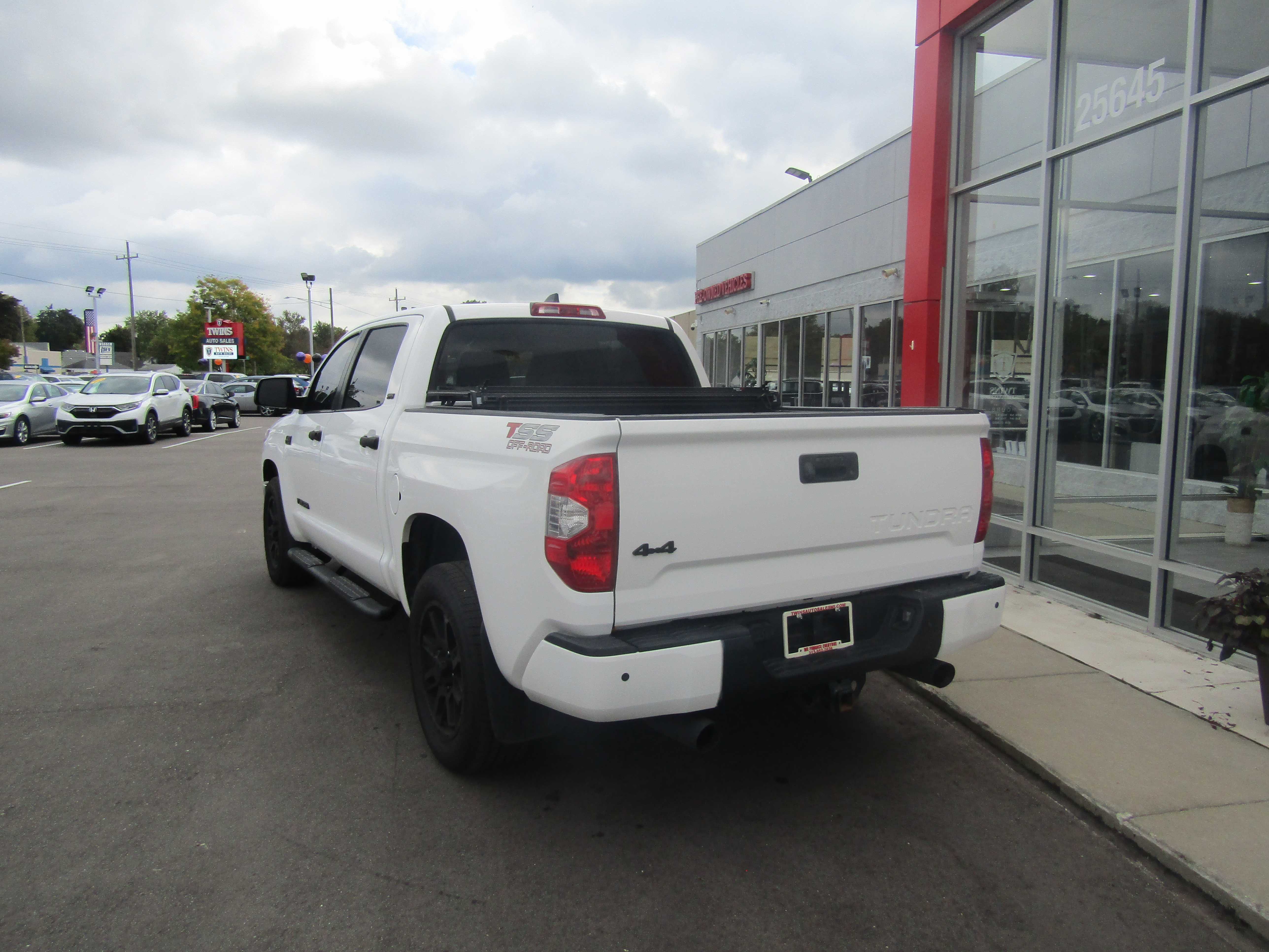 WHITE, 2021 TOYOTA TUNDRA CREWMAX Thumnail Image 2