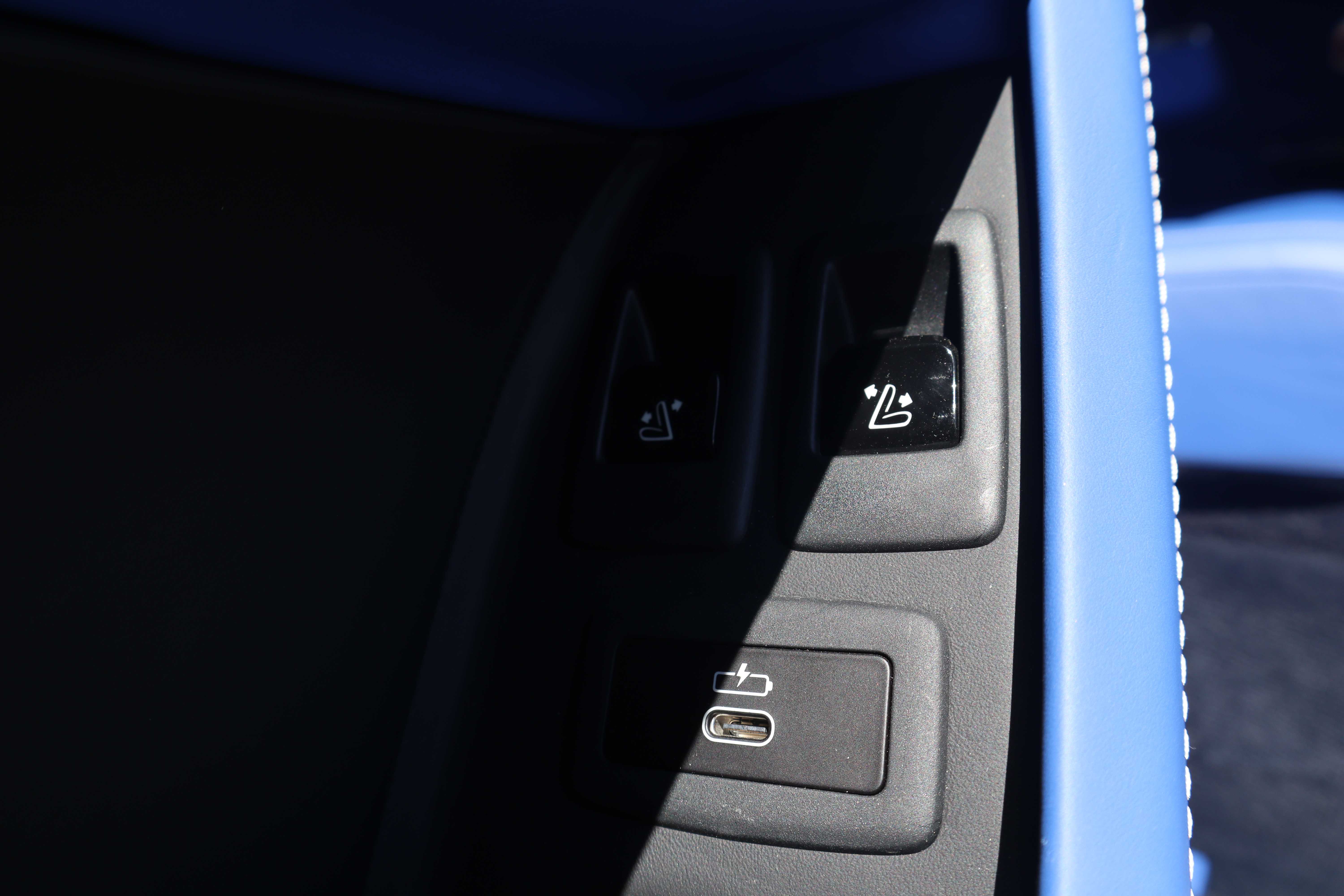 WHITE, 2022 ROLLS-ROYCE CULLINAN Thumnail Image 38
