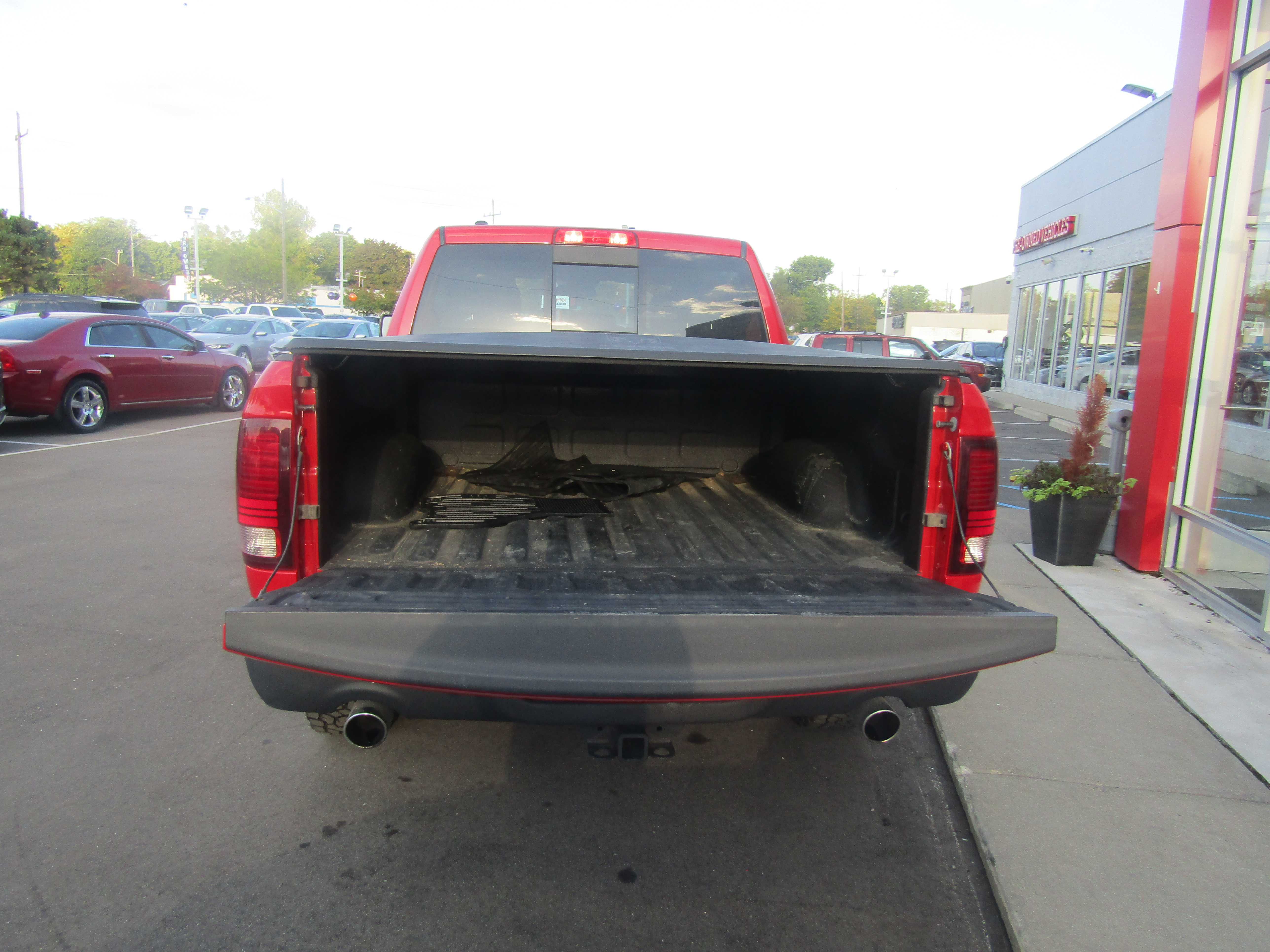 RED, 2017 RAM 1500 CREW CAB Thumnail Image 4
