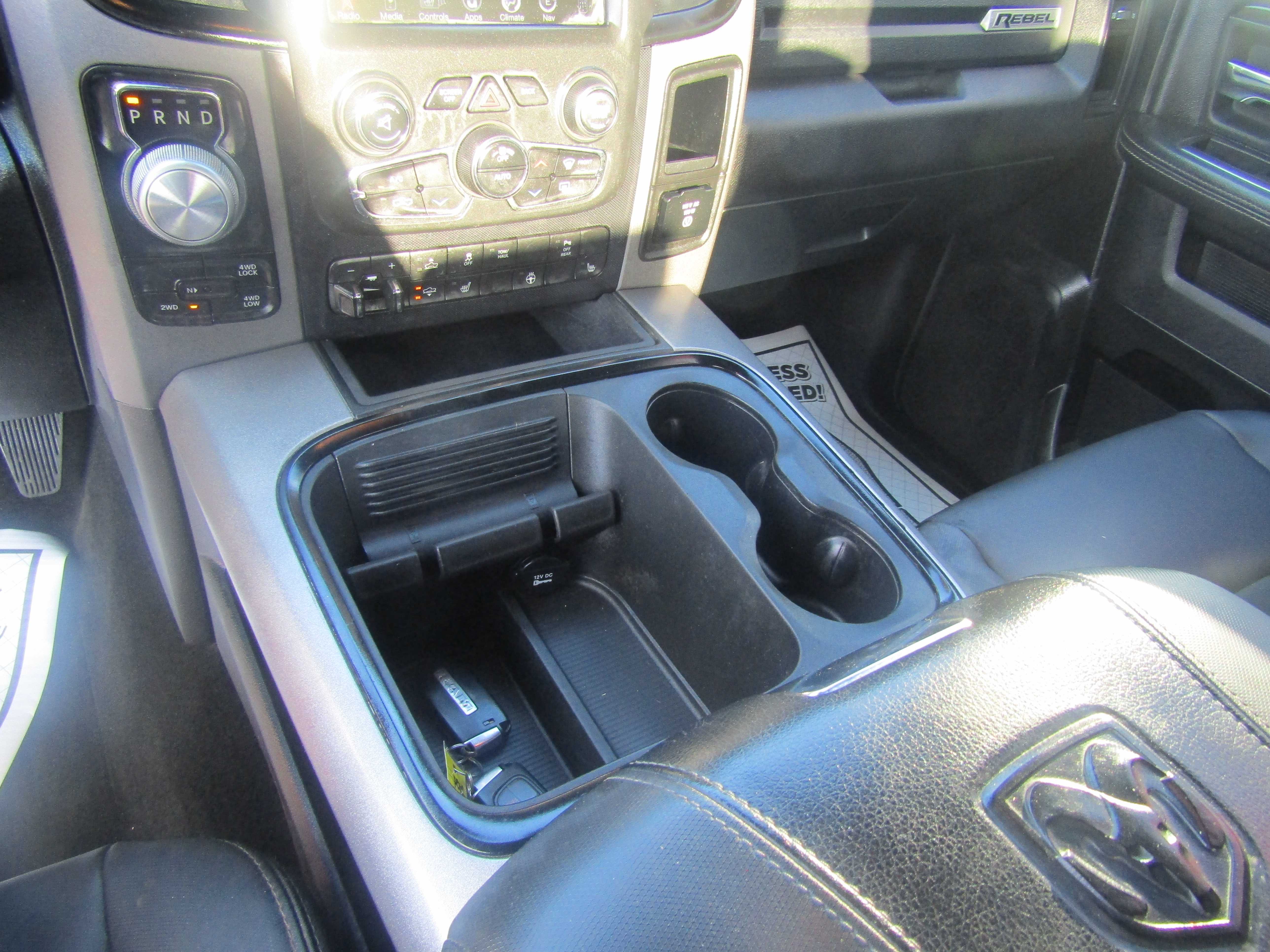 RED, 2017 RAM 1500 CREW CAB Thumnail Image 17