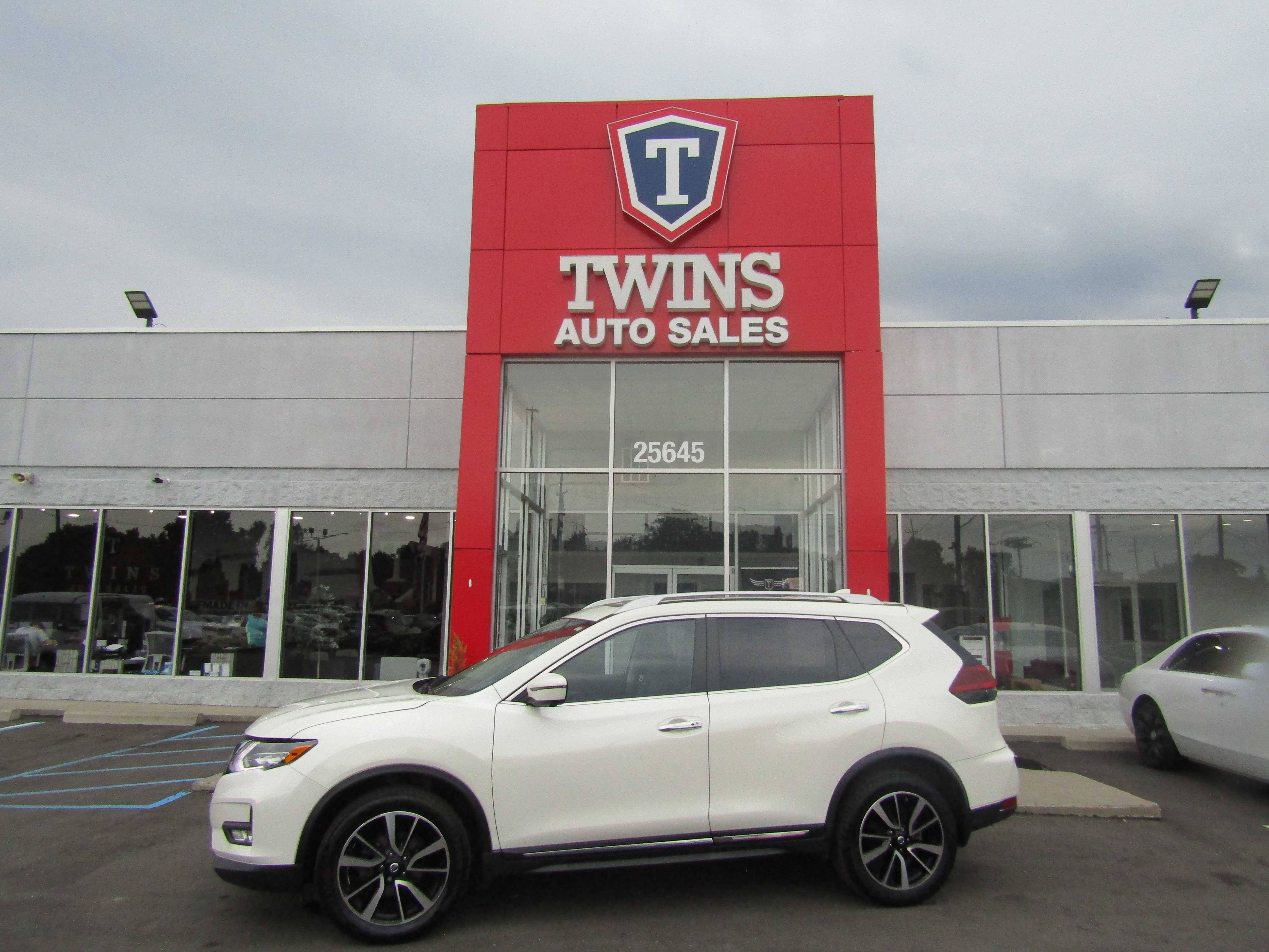 WHITE, 2018 NISSAN ROGUE Image 