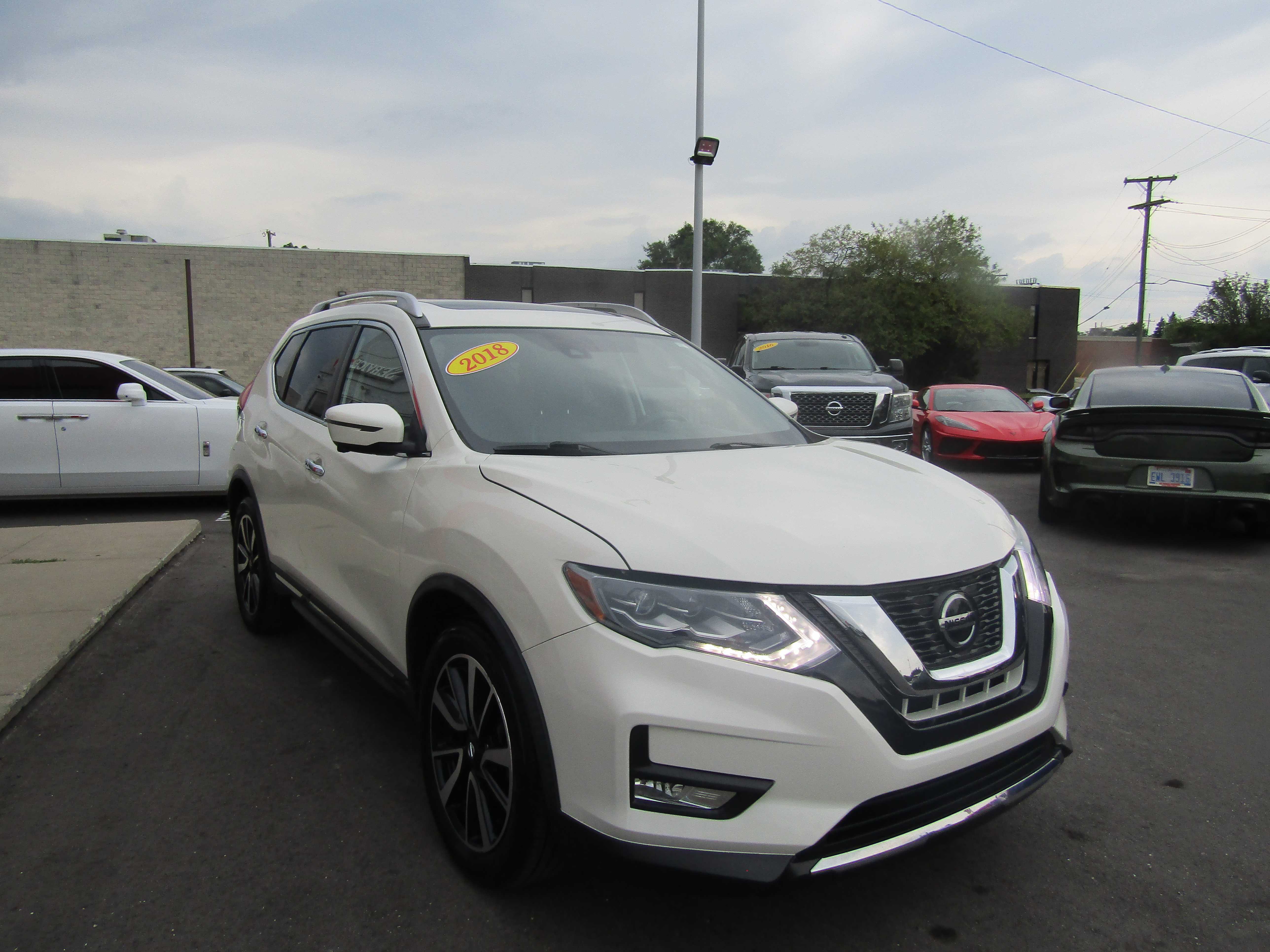 WHITE, 2018 NISSAN ROGUE Thumnail Image 4