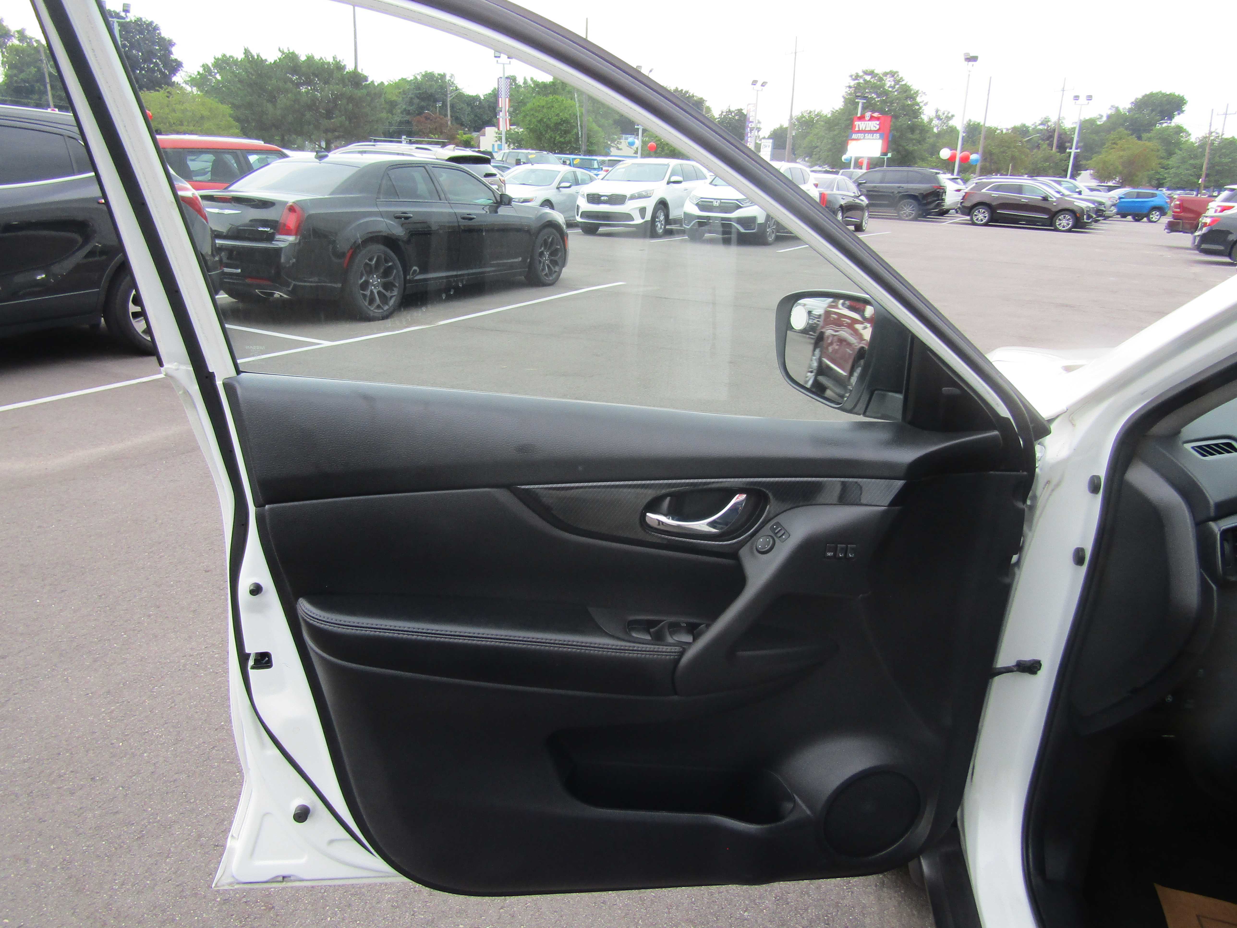 WHITE, 2018 NISSAN ROGUE Thumnail Image 6